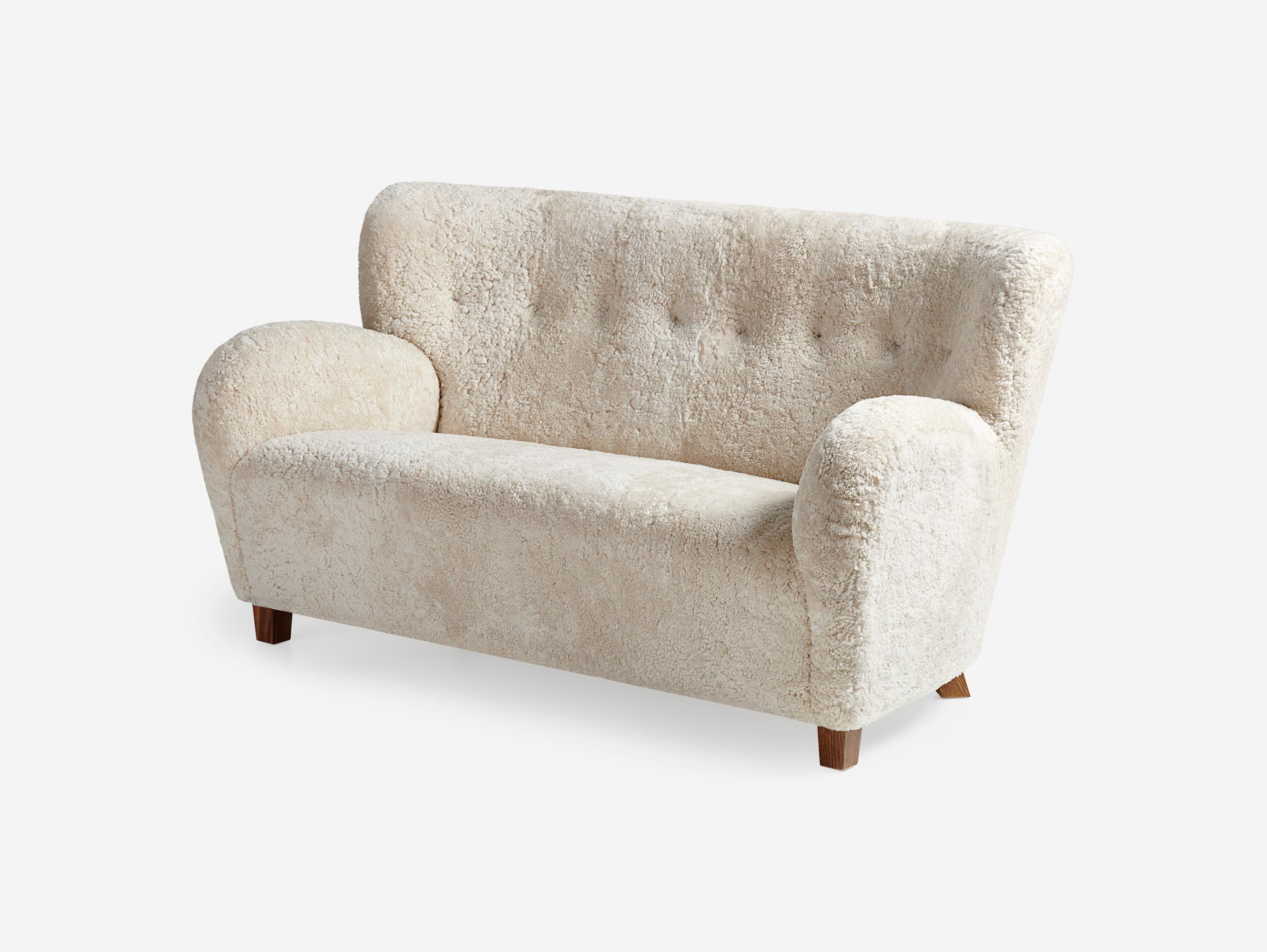 Maßgefertigtes Karu-Sofa aus Schafsleder von Dagmar im Zustand „Neu“ im Angebot in London, England
