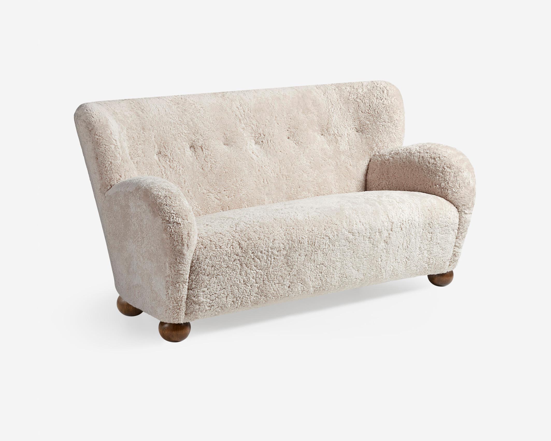 Il divano Karu è un aggiornamento contemporaneo di un design classico prodotto per la prima volta in Finlandia dall'azienda Haimi Oy negli anni Quaranta. Gli invitanti bracci curvi e il sottile schienale alato sono l'epitome dell'estetica nordica