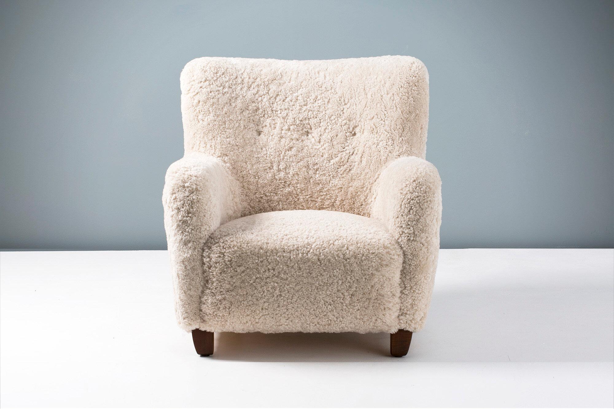 Jens Houmøller Klemmensen - 1939 Armchair

This armchair is a variant of the model first presented at the 1936 Cabinetmakers’ Guild Exhibition in Copenhagen and designed by award-winning Danish architect Jens Houmøller Klemmensen. This variant was