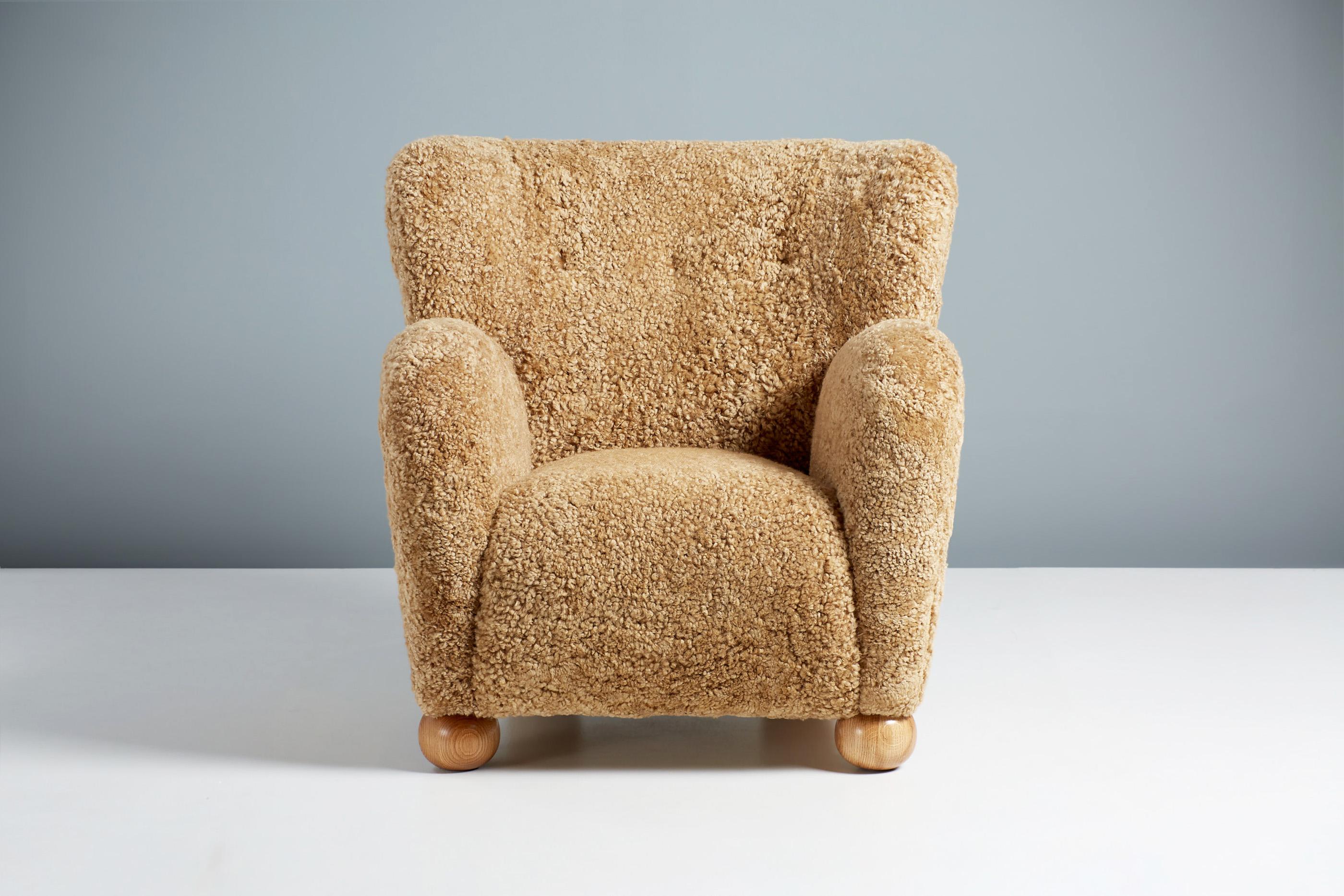 Maßgefertigter Schafsfell-Sessel (Britisch) im Angebot