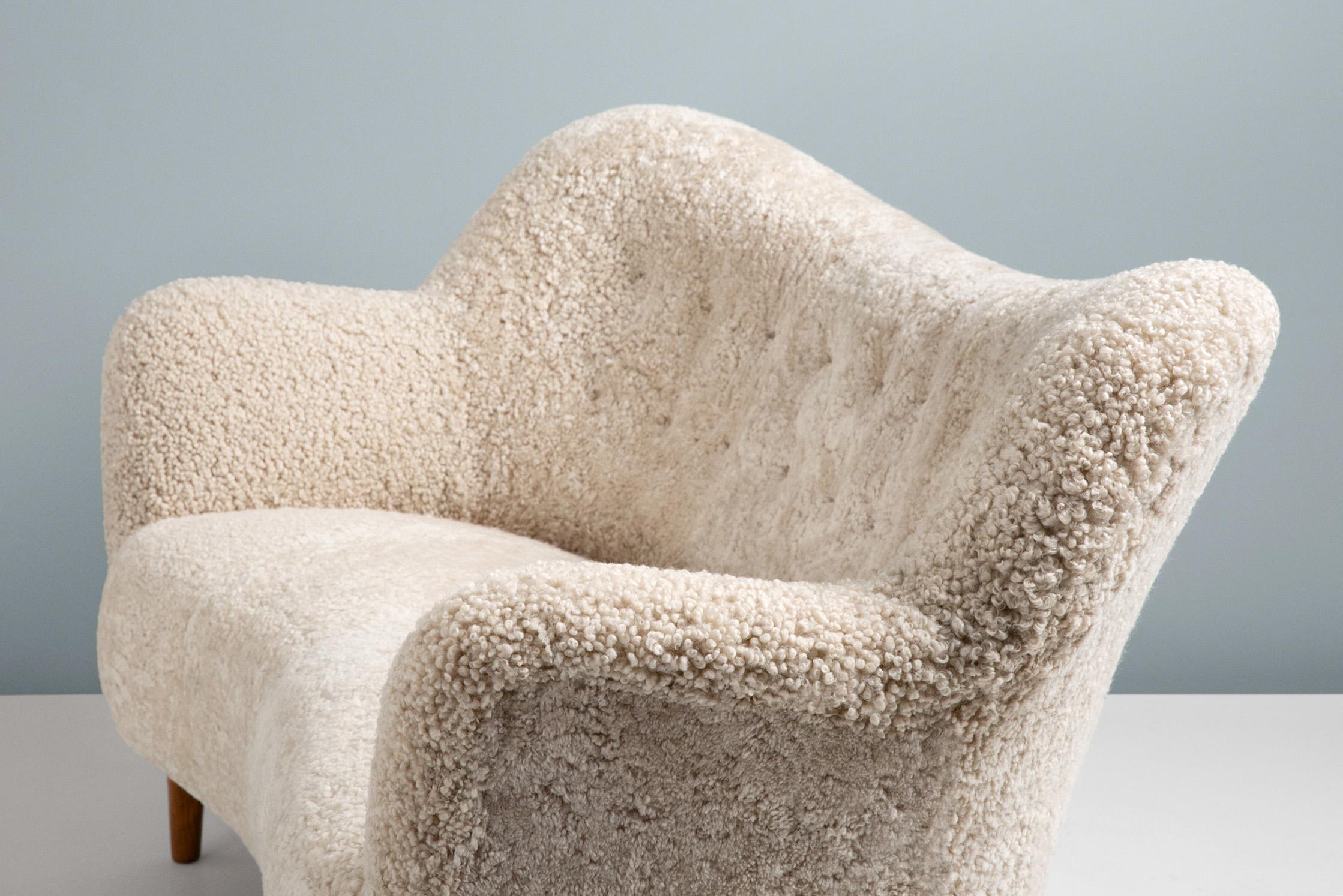 Maßgefertigtes Love Seat Sofa aus Schafsleder von Alfred Kristensen im Zustand „Neu“ im Angebot in London, England
