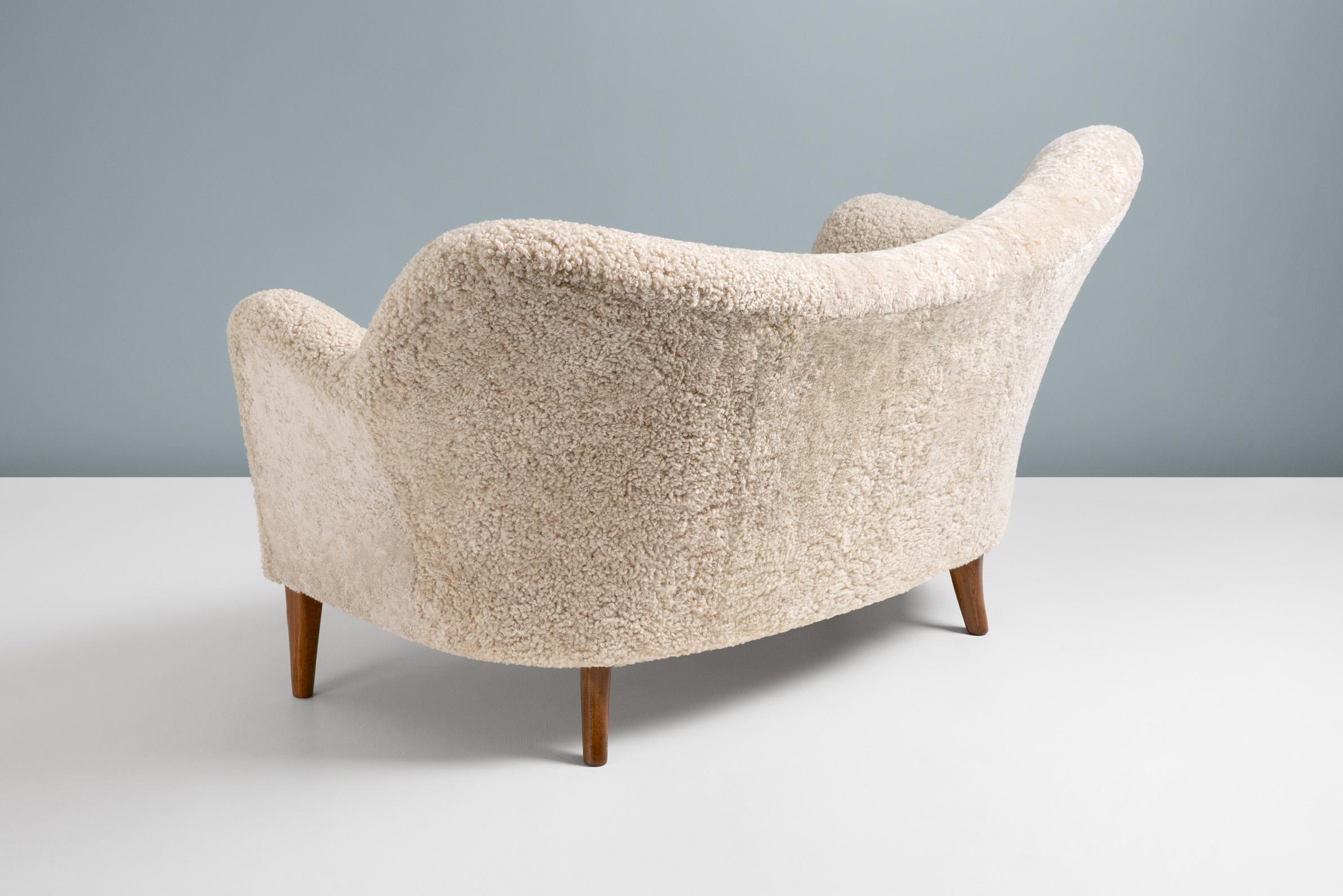 Maßgefertigtes Love Seat Sofa aus Schafsleder von Alfred Kristensen (Schaffell und Schafleder) im Angebot