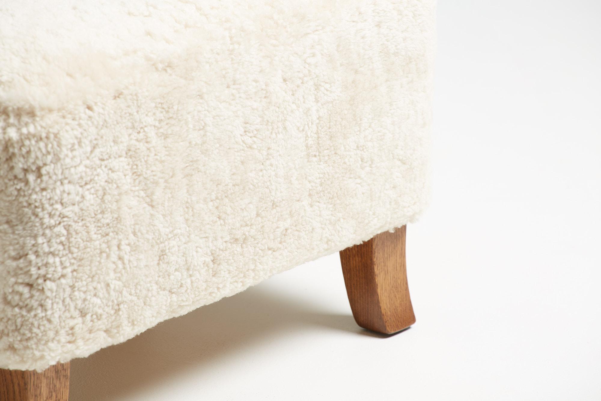 Svedese Ottomana in pelle di pecora su misura con piedi in Oak in vendita