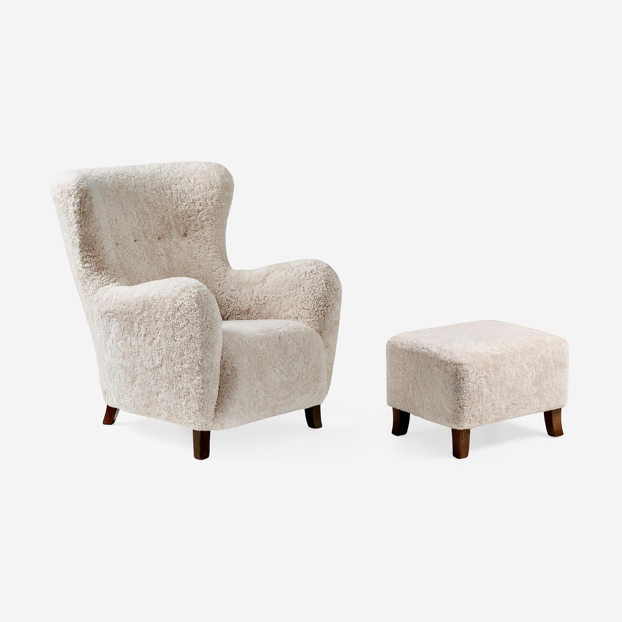 CUSTOM MADE Schafsfell-Ottoman mit Eichenfüßen im Zustand „Neu“ im Angebot in London, England