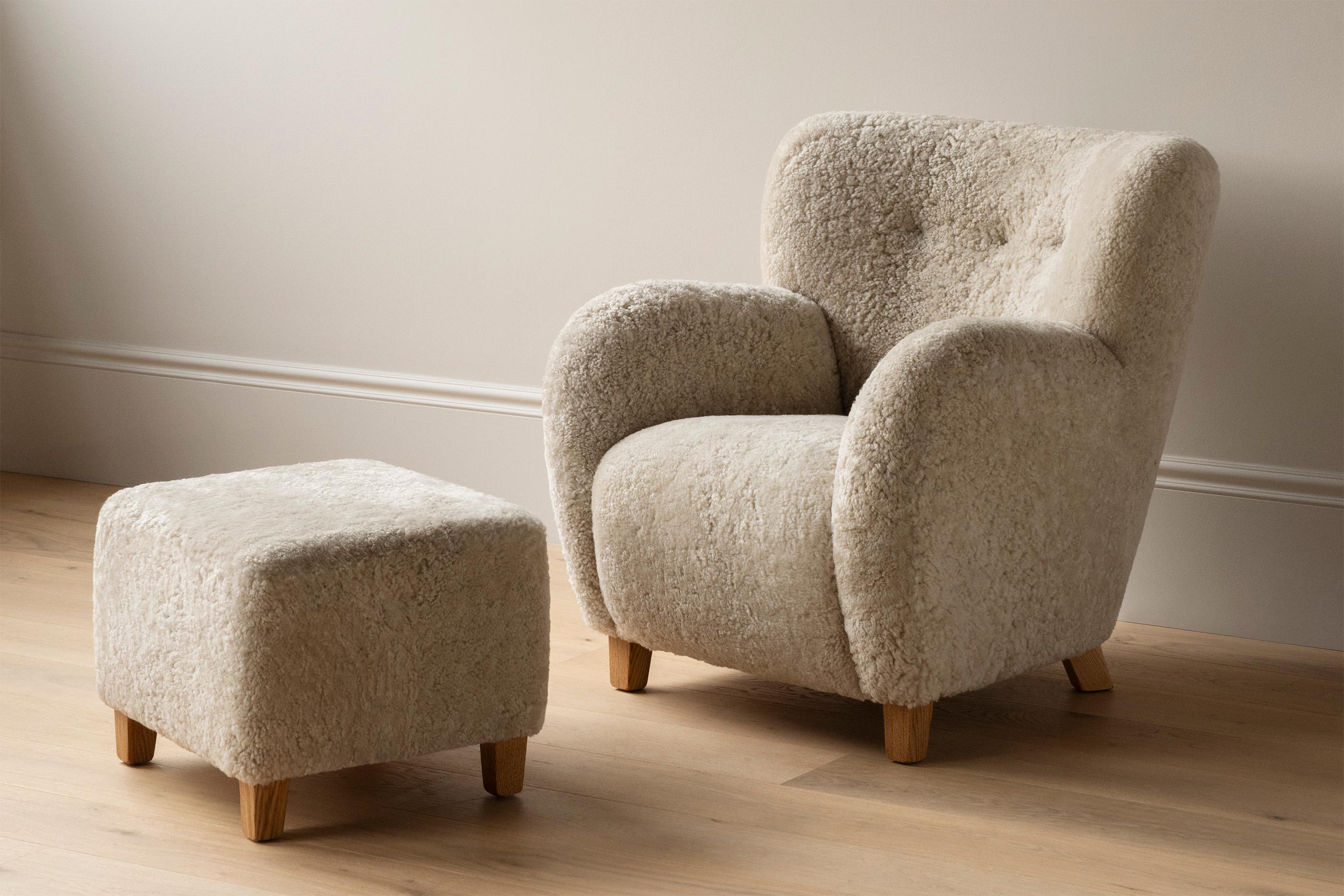 CUSTOM MADE Schafsfell-Ottoman mit Eichenfüßen (Schaffell und Schafleder) im Angebot