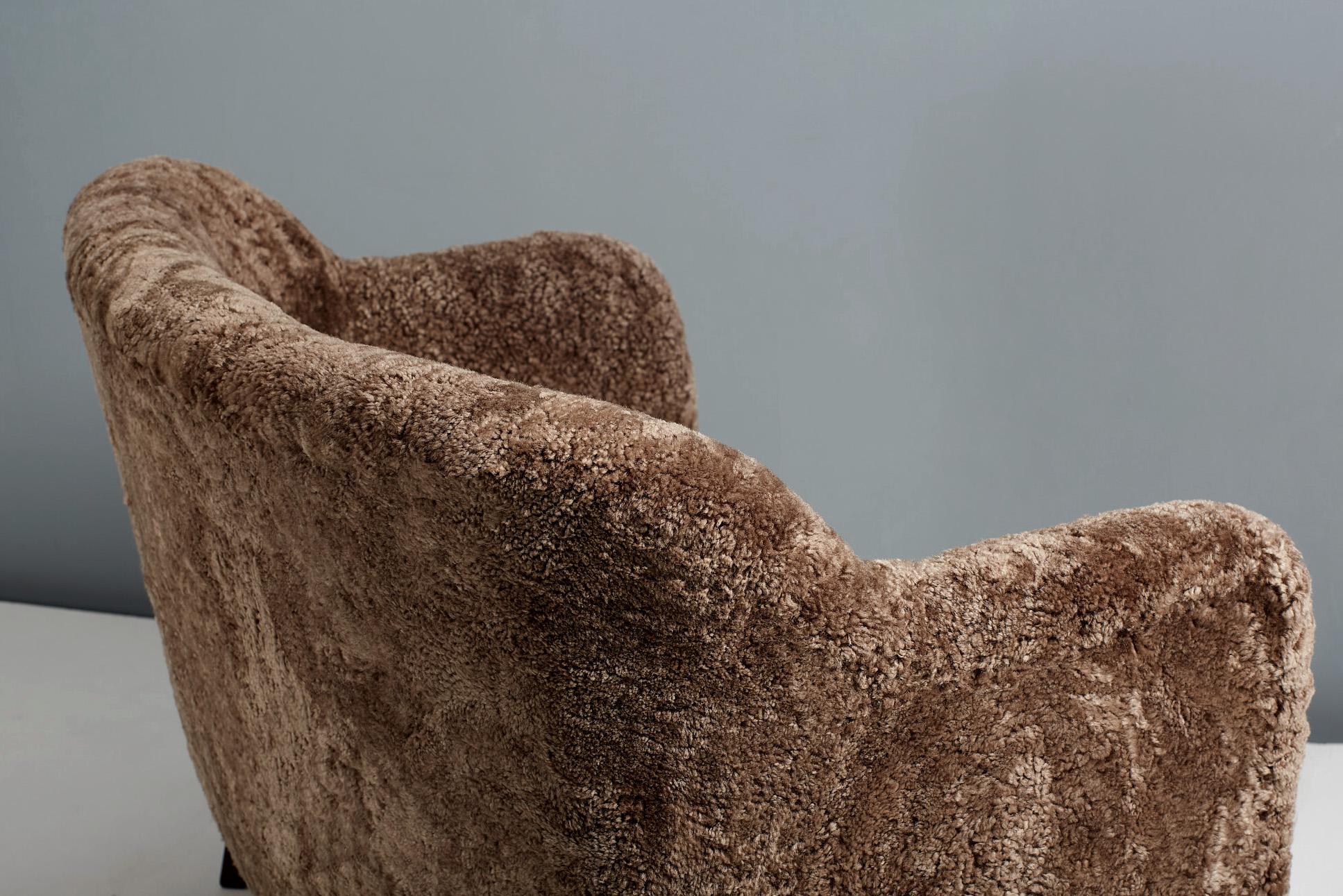 XXIe siècle et contemporain Canapé en peau de mouton fait sur mesure par Alfred Kristensen. Disponible en revêtement COM en vente
