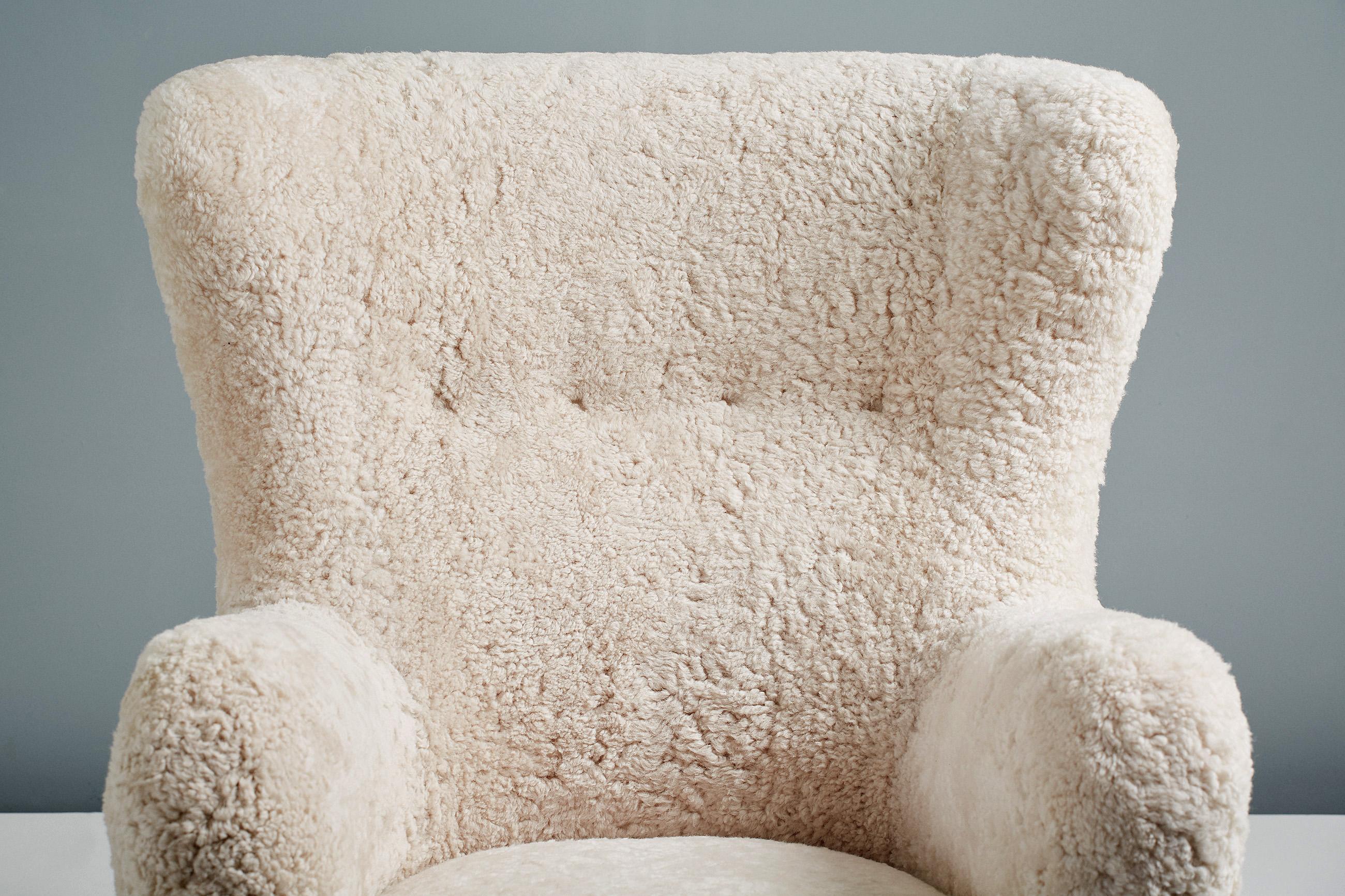 Britannique Paire de chaises à oreilles Sampo en peau de mouton, fabriquées sur mesure en vente