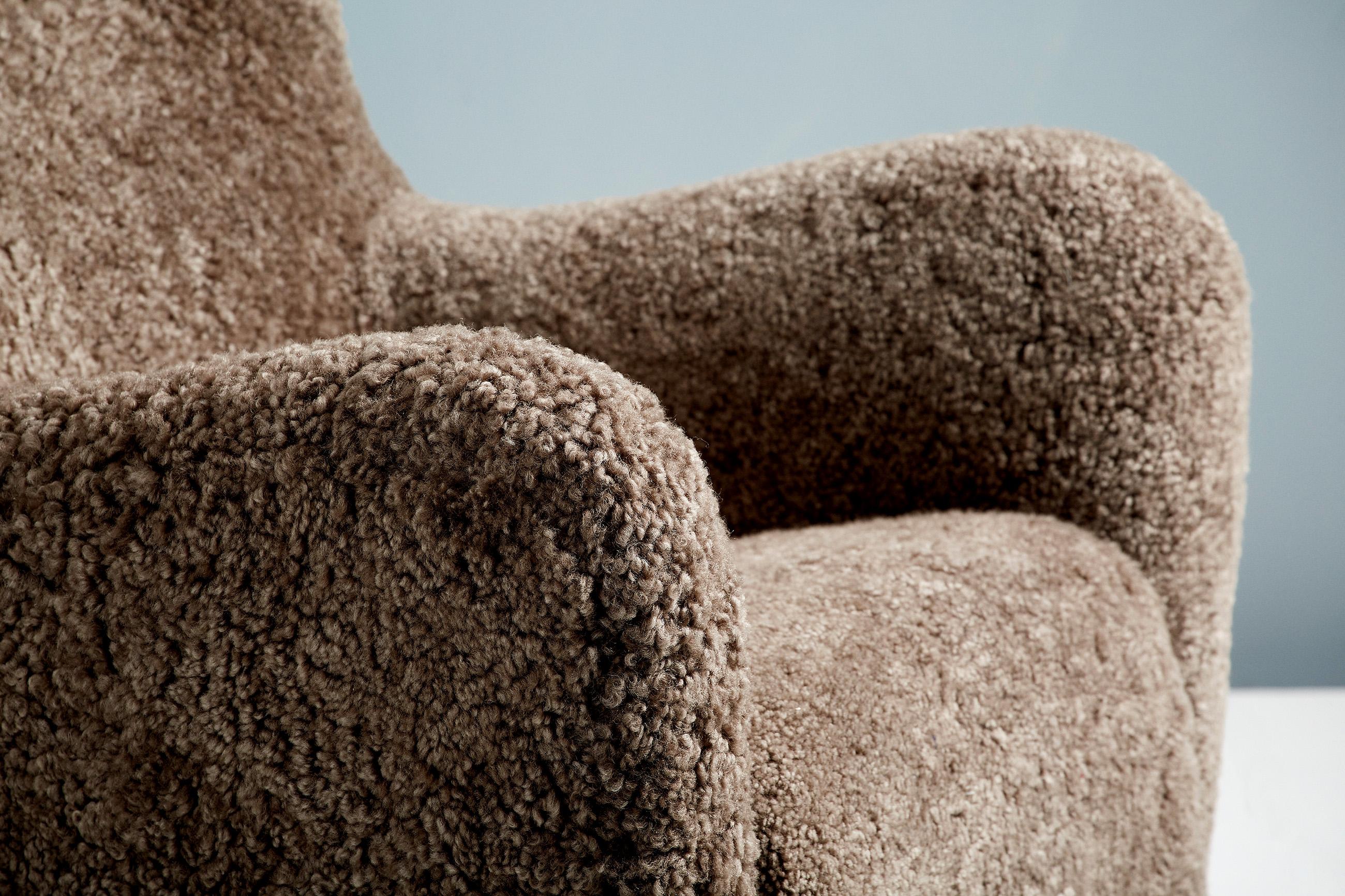 Chaise et tabouret à oreilles en peau de mouton faits sur mesure par Dagnmar en vente 4