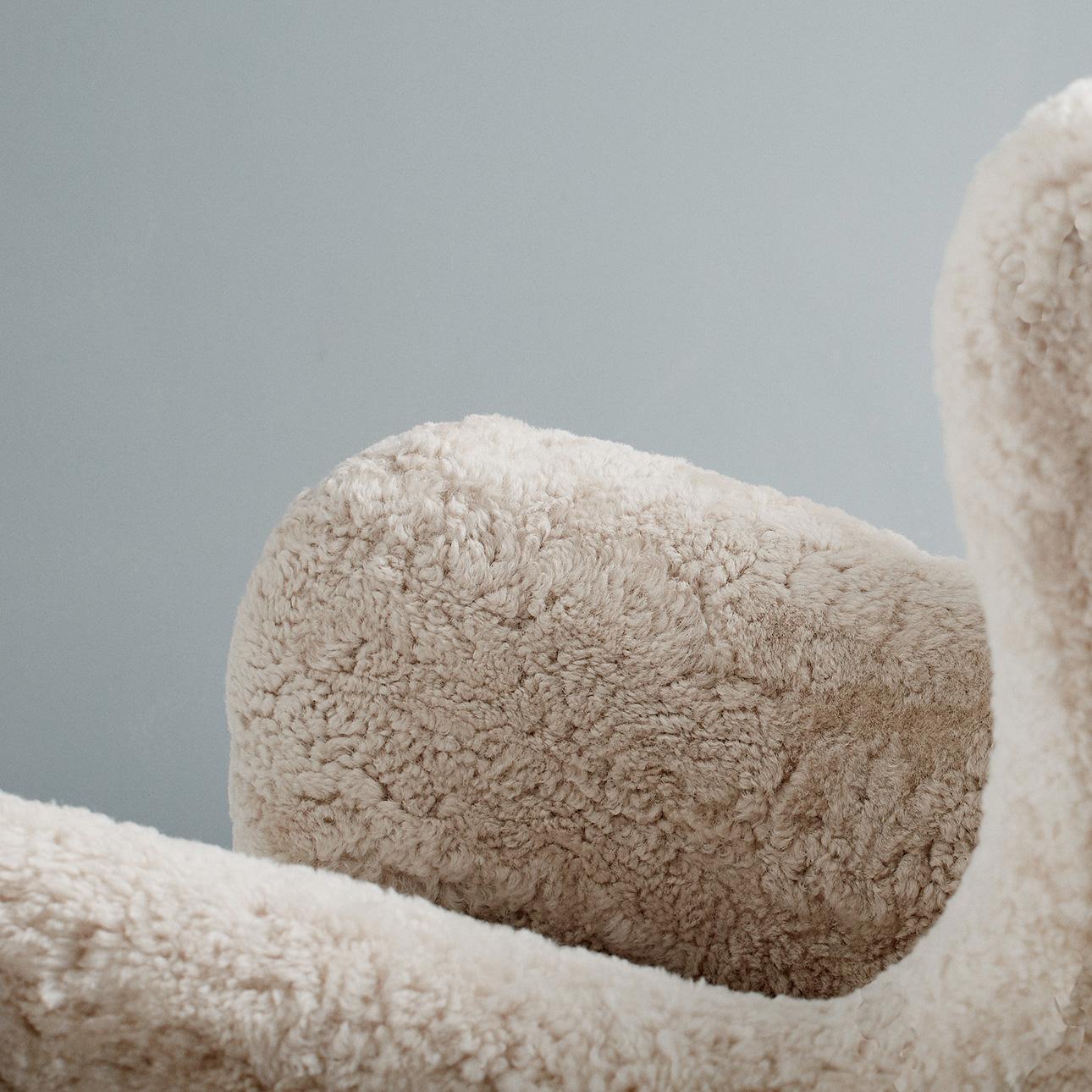 CUSTOM MADE - Chaise et tabouret en peau de mouton sur mesure par Dagmar en vente 4