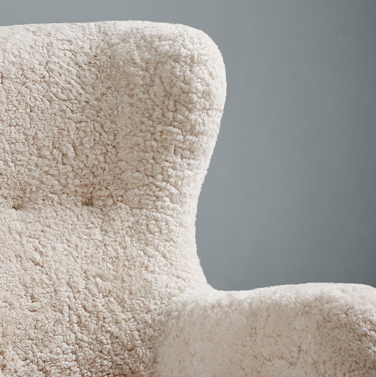 Britannique CUSTOM MADE - Chaise et tabouret en peau de mouton sur mesure par Dagmar en vente