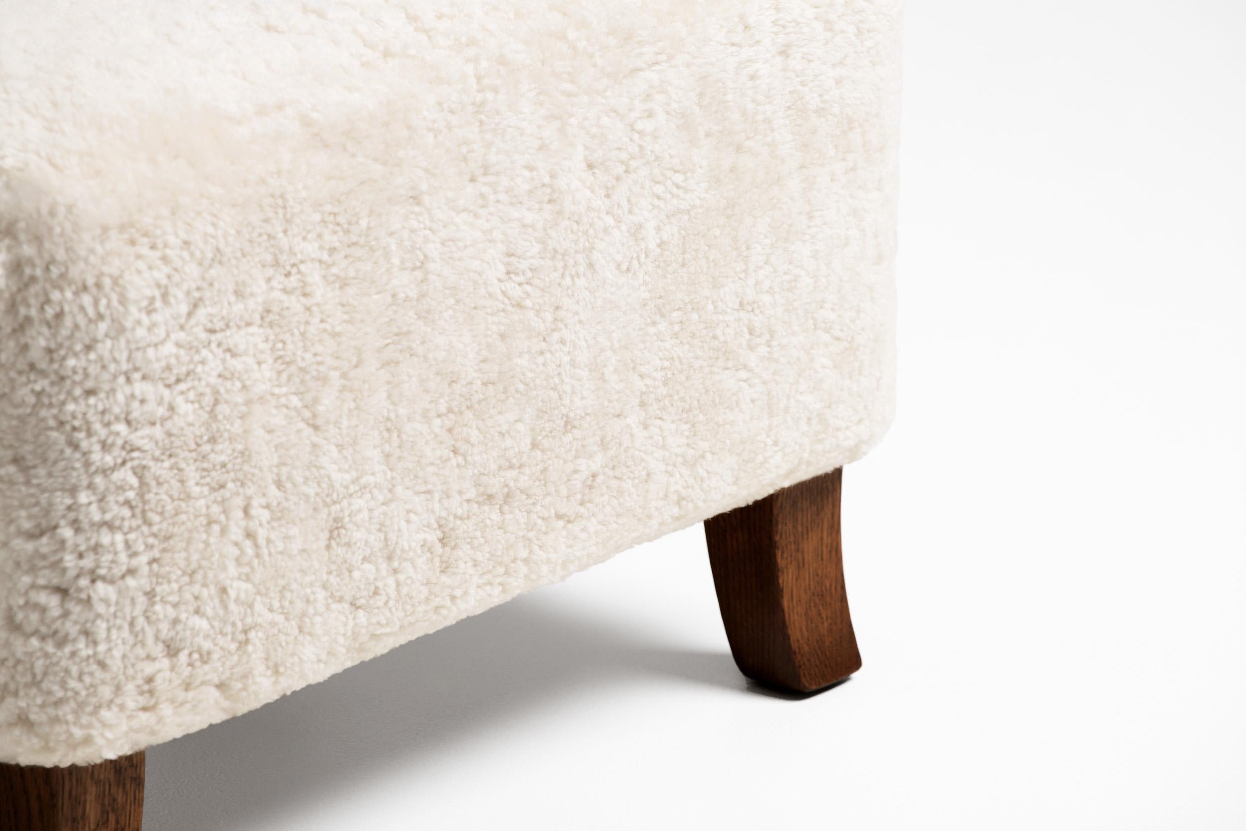 CUSTOM MADE - Chaise et tabouret en peau de mouton sur mesure par Dagmar en vente 1
