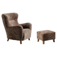 Chaise et tabouret à oreilles en peau de mouton faits sur mesure par Dagnmar