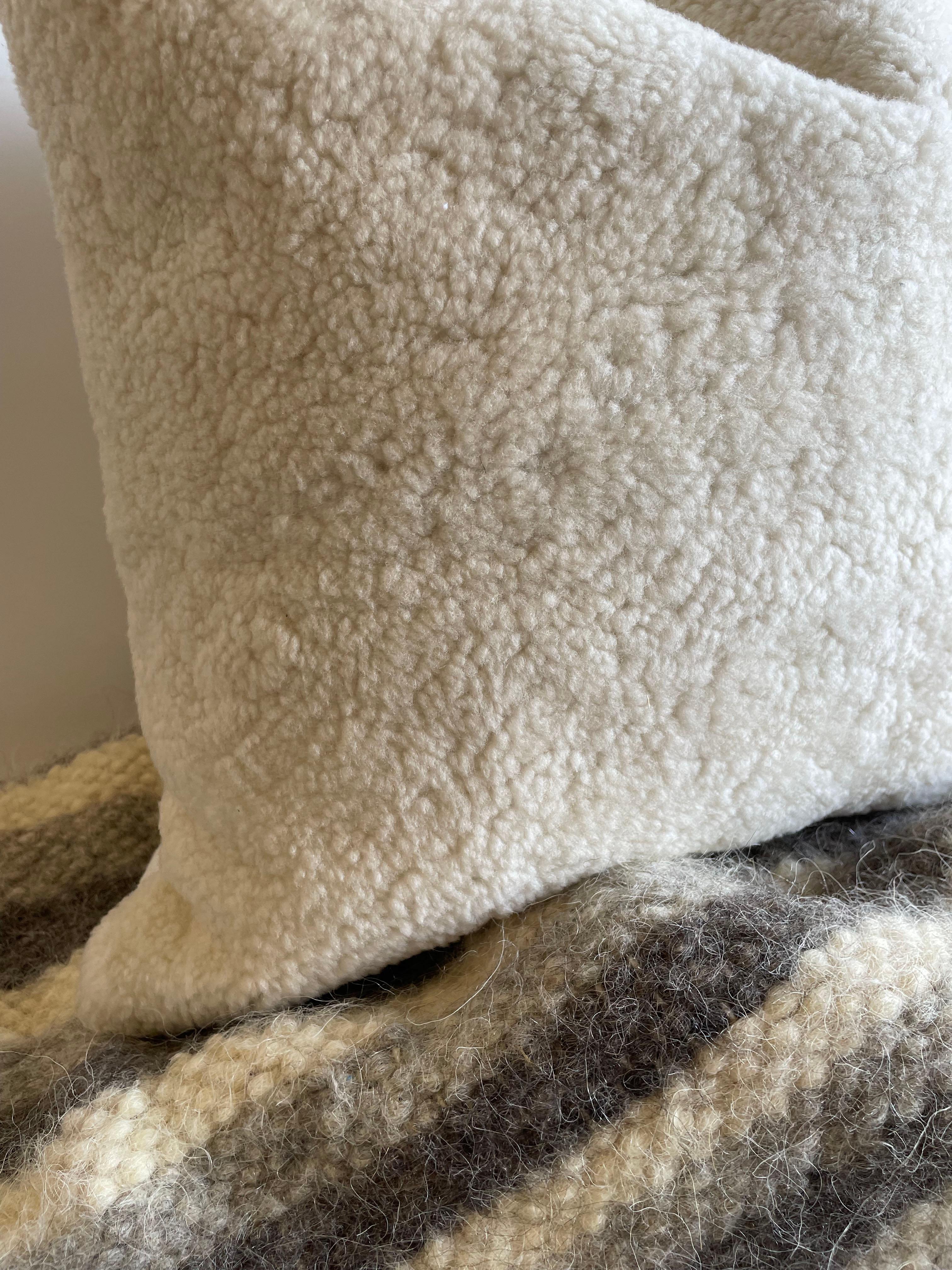 Coussin en laine et lin en peau de mouton fait sur mesure avec empiècement en duvet Neuf - En vente à Brea, CA