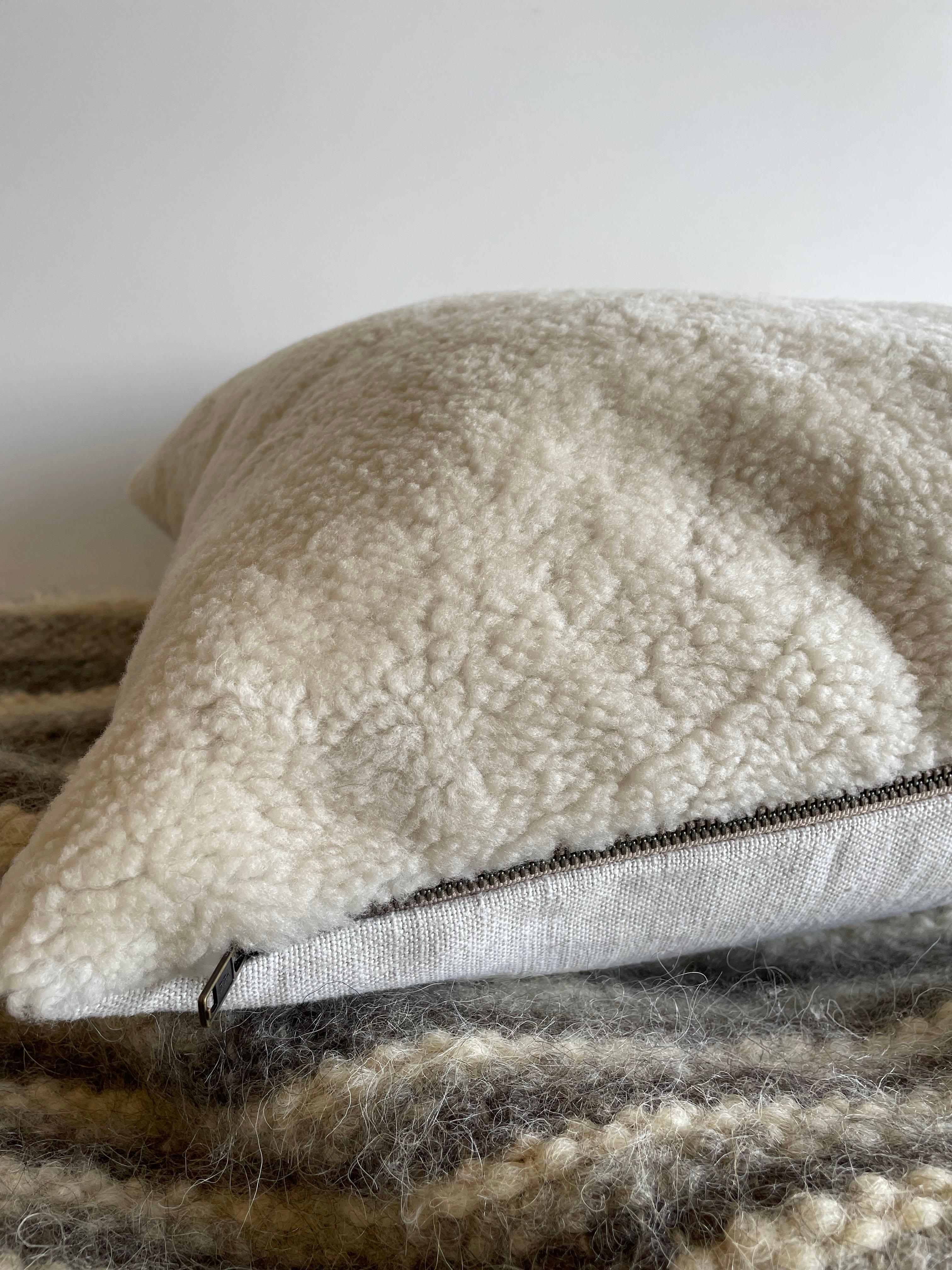 XXIe siècle et contemporain Coussin en laine et lin en peau de mouton fait sur mesure avec empiècement en duvet en vente