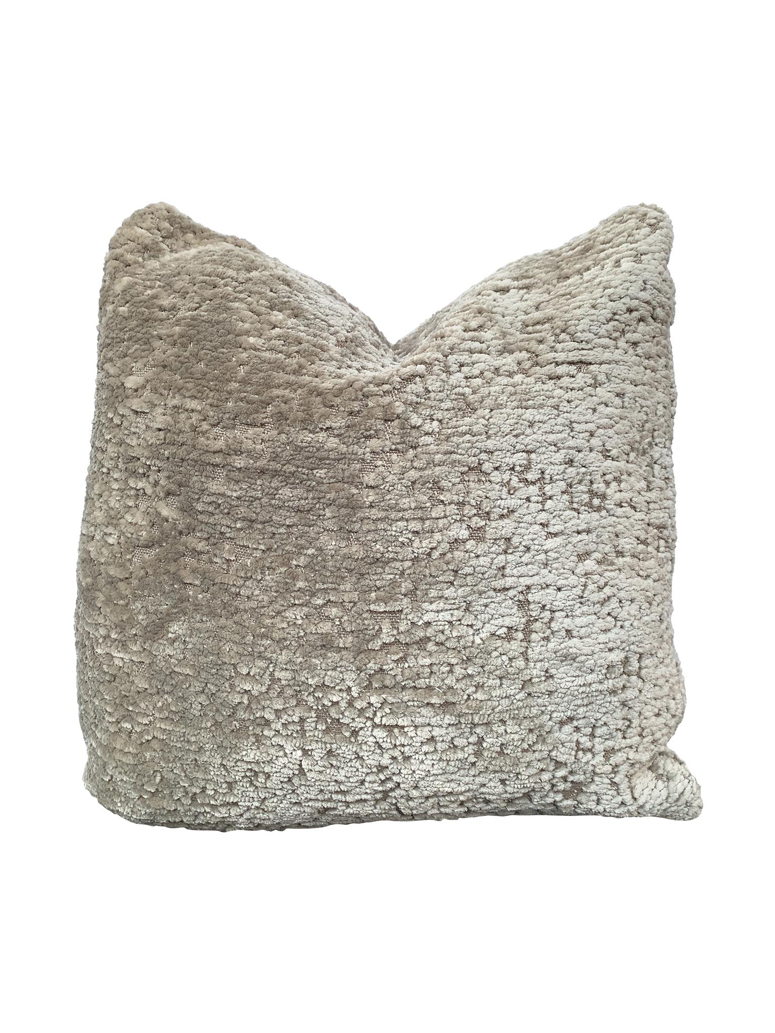 Accogliente cuscino su misura in morbido tessuto di seta e cachemire in colore grigio ostrica di S. Harris. Il cuscino è di piccole dimensioni e di forma quadrata. L'imbottitura è una combinazione di dacron e piumino, molto confortevole e perfetta