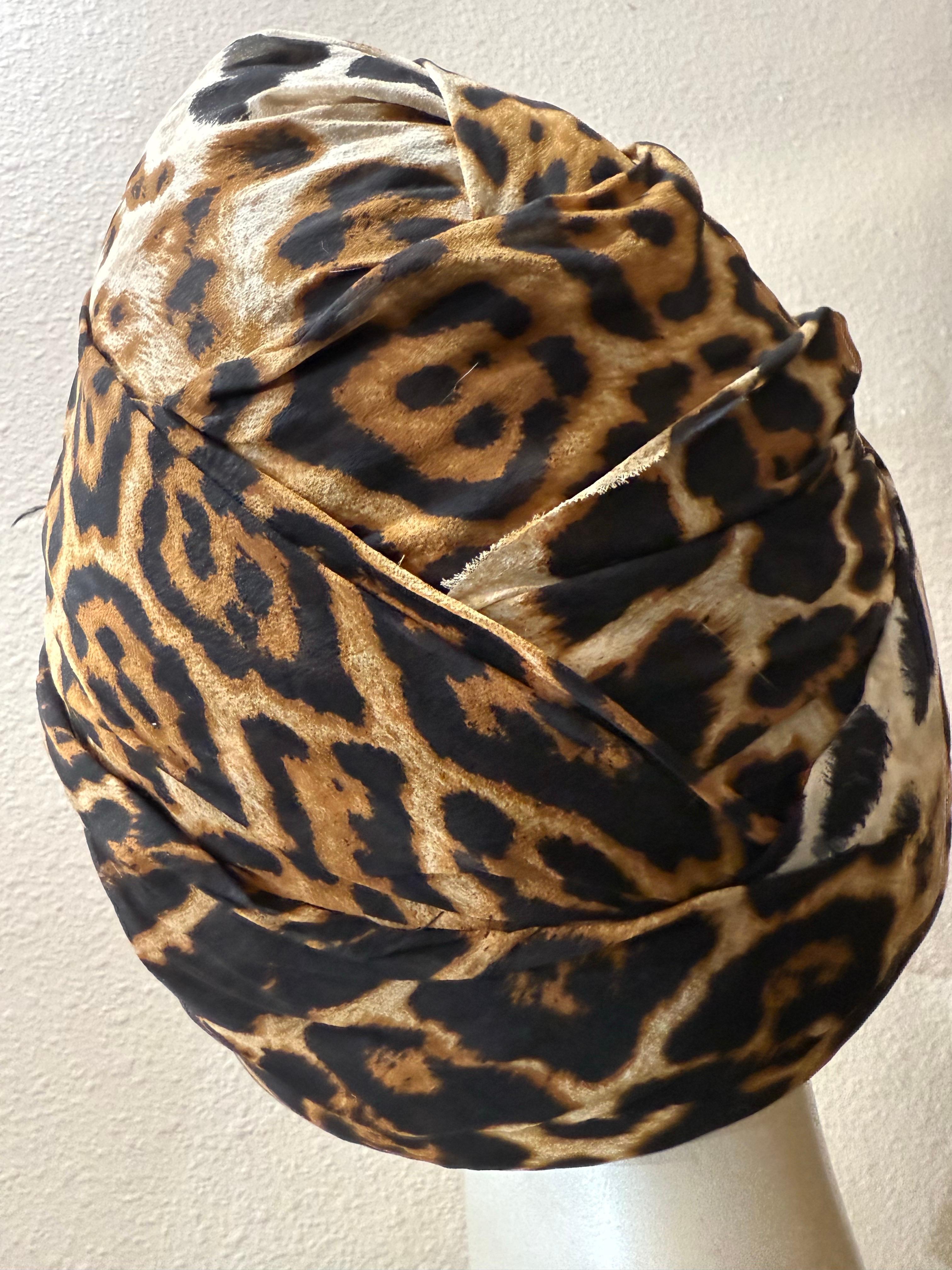 Turbante in chiffon di seta su misura con stampa di giaguaro divino e grande spruzzo di piuma in vendita 5
