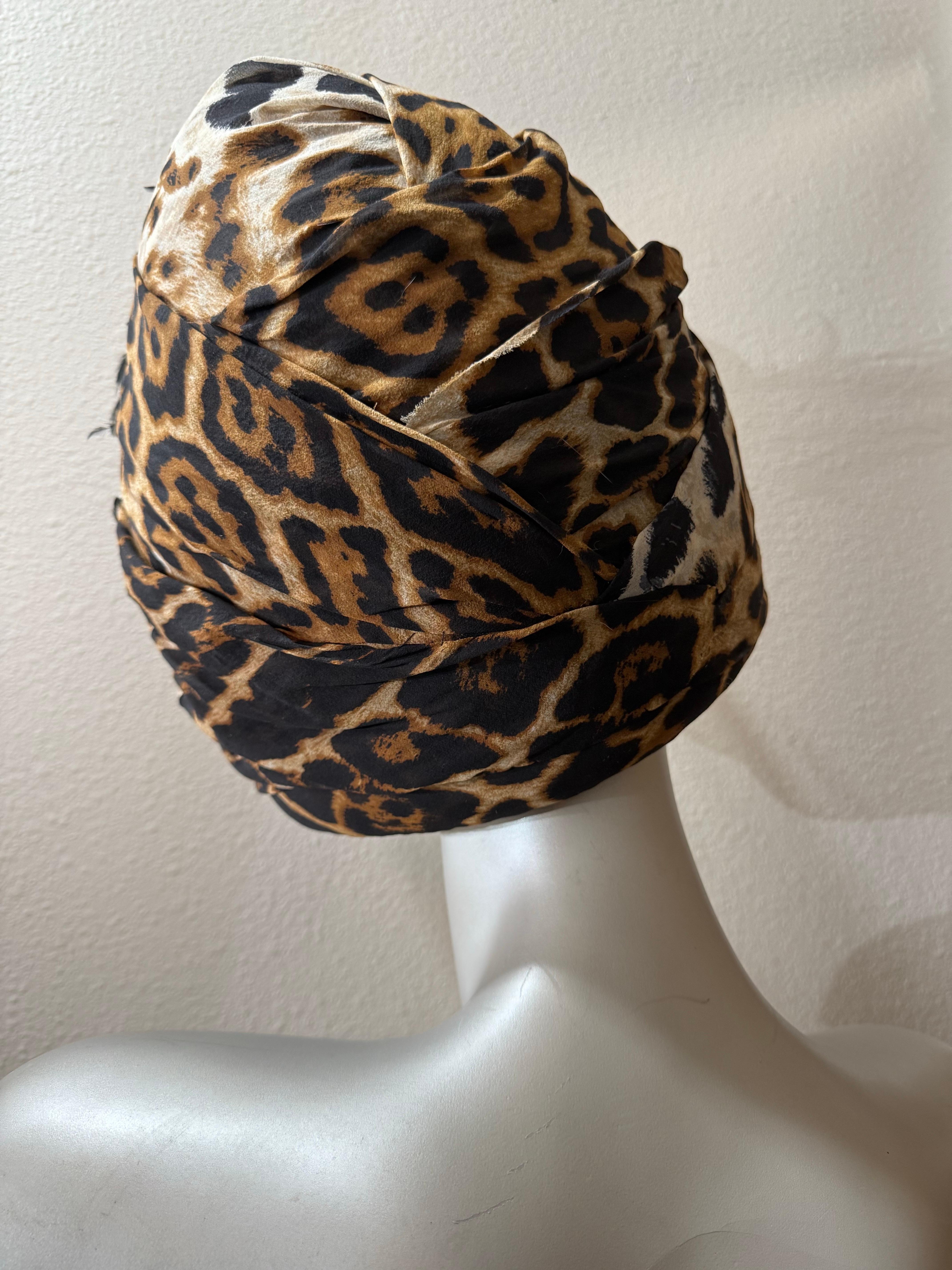 Turbante in chiffon di seta su misura con stampa di giaguaro divino e grande spruzzo di piuma in vendita 6