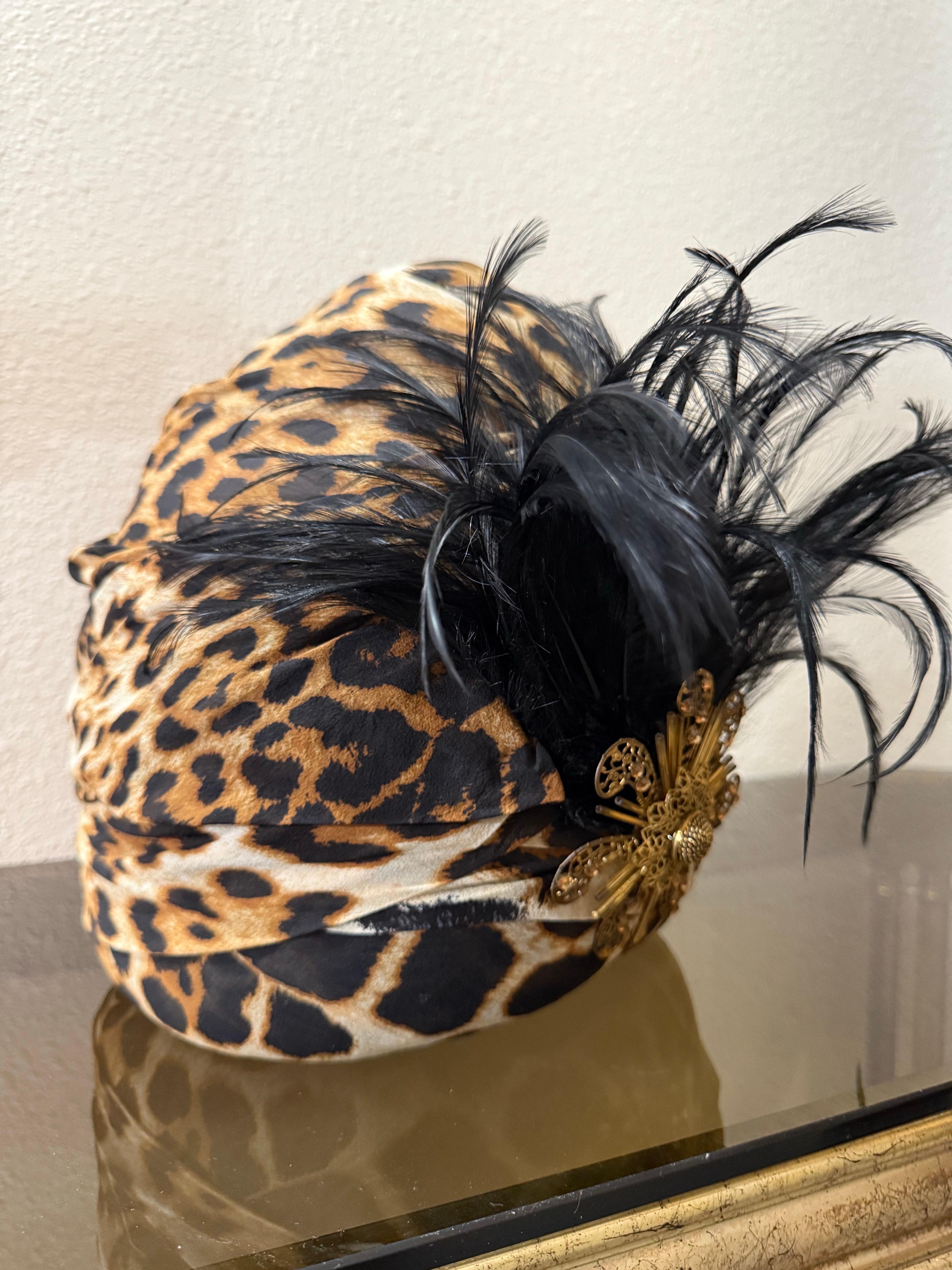Turbante in chiffon di seta su misura con stampa di giaguaro divino e grande spruzzo di piuma in vendita 8