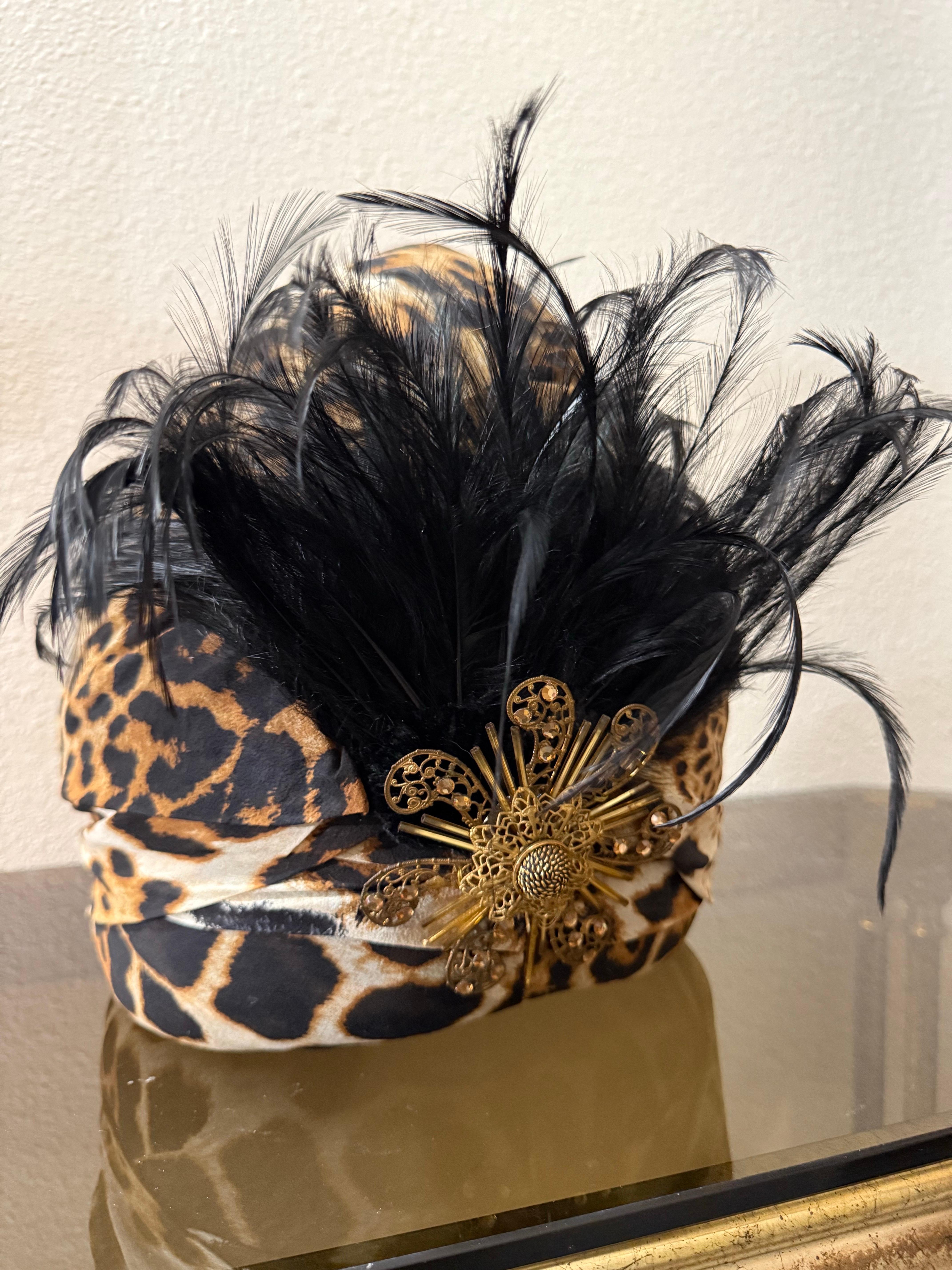 Turbante in chiffon di seta su misura con stampa di giaguaro divino e grande spruzzo di piuma in vendita 9
