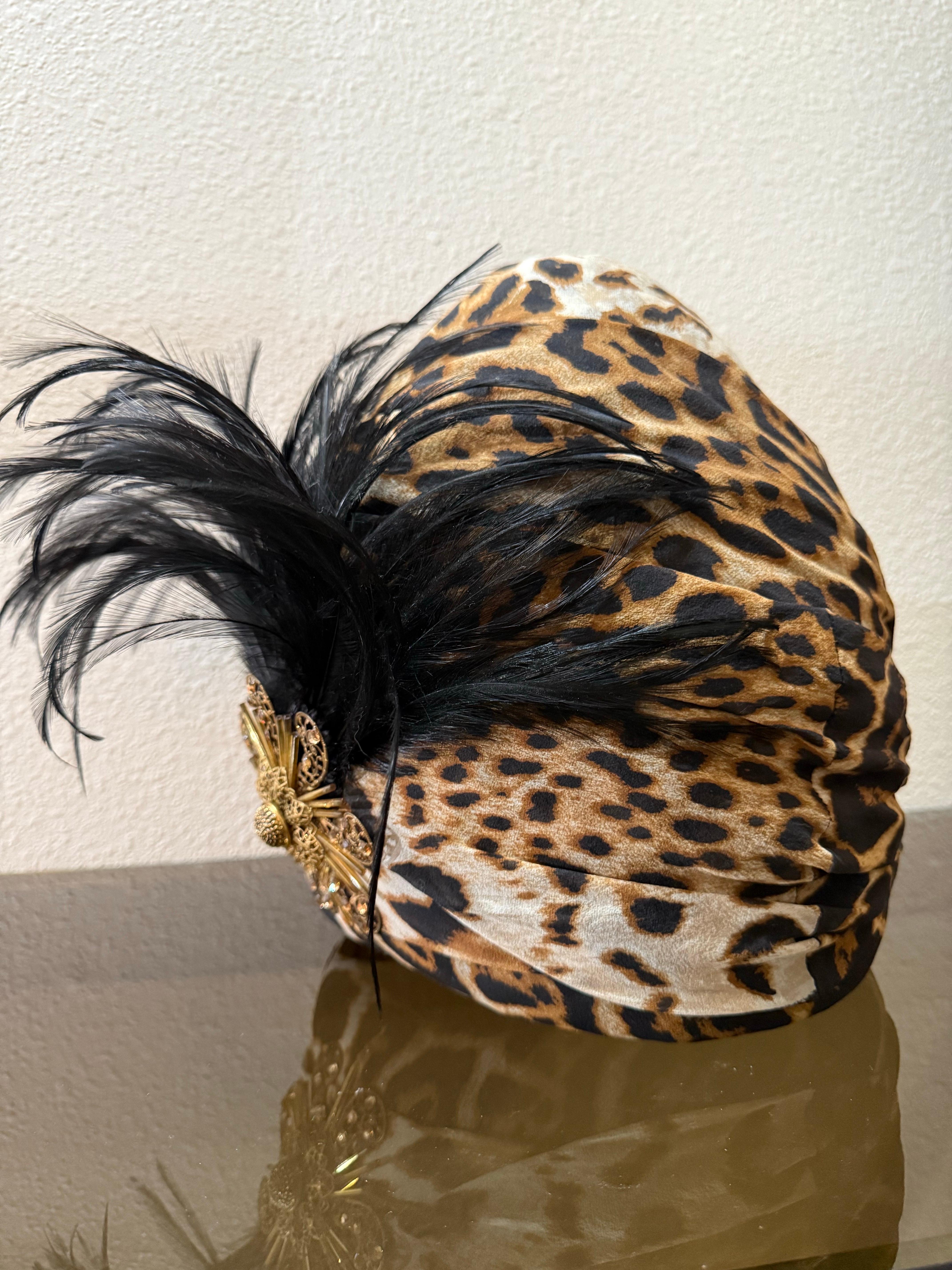Turbante in chiffon di seta su misura con stampa di giaguaro divino e grande spruzzo di piuma in vendita 10