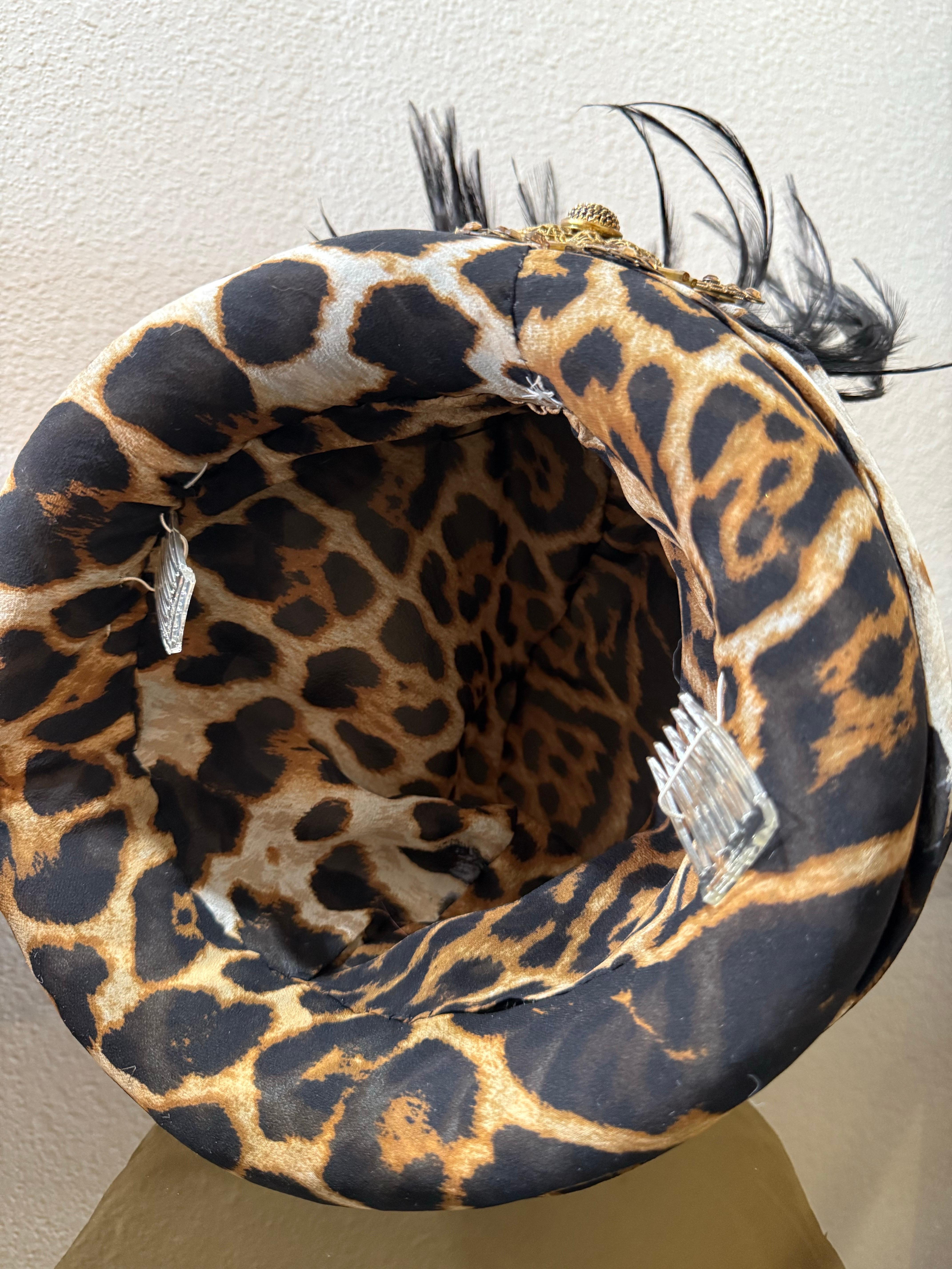 Turbante in chiffon di seta su misura con stampa di giaguaro divino e grande spruzzo di piuma in vendita 11