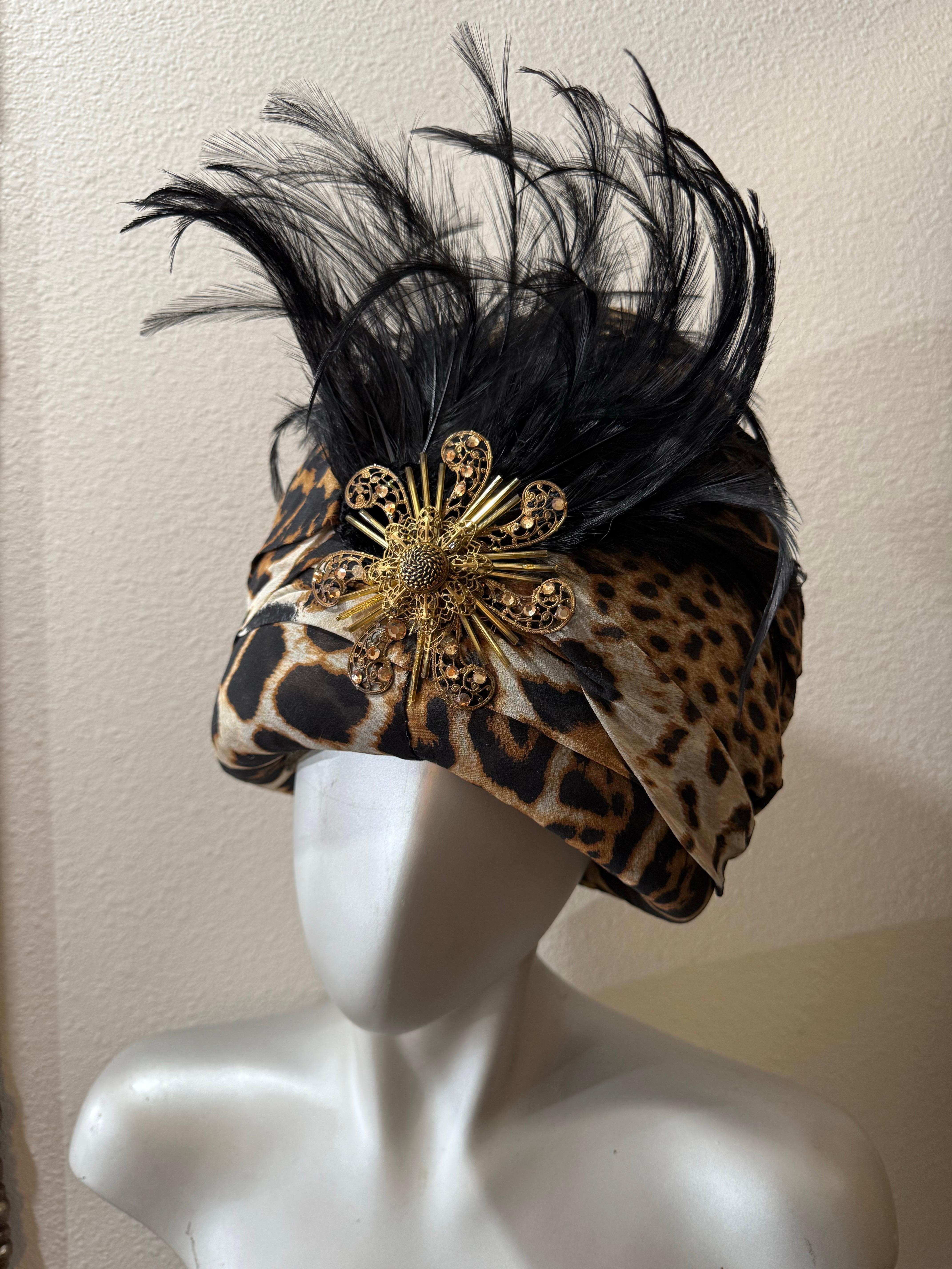 Turbante in chiffon di seta fatto su misura con stampa di giaguaro divino e grande spruzzo di piume e spilla centrale:  Degno di Gloria Swanson, pronto per il Sunset Boulevard!  Spilla in filigrana d'ottone sul davanti con motivo a girandola
