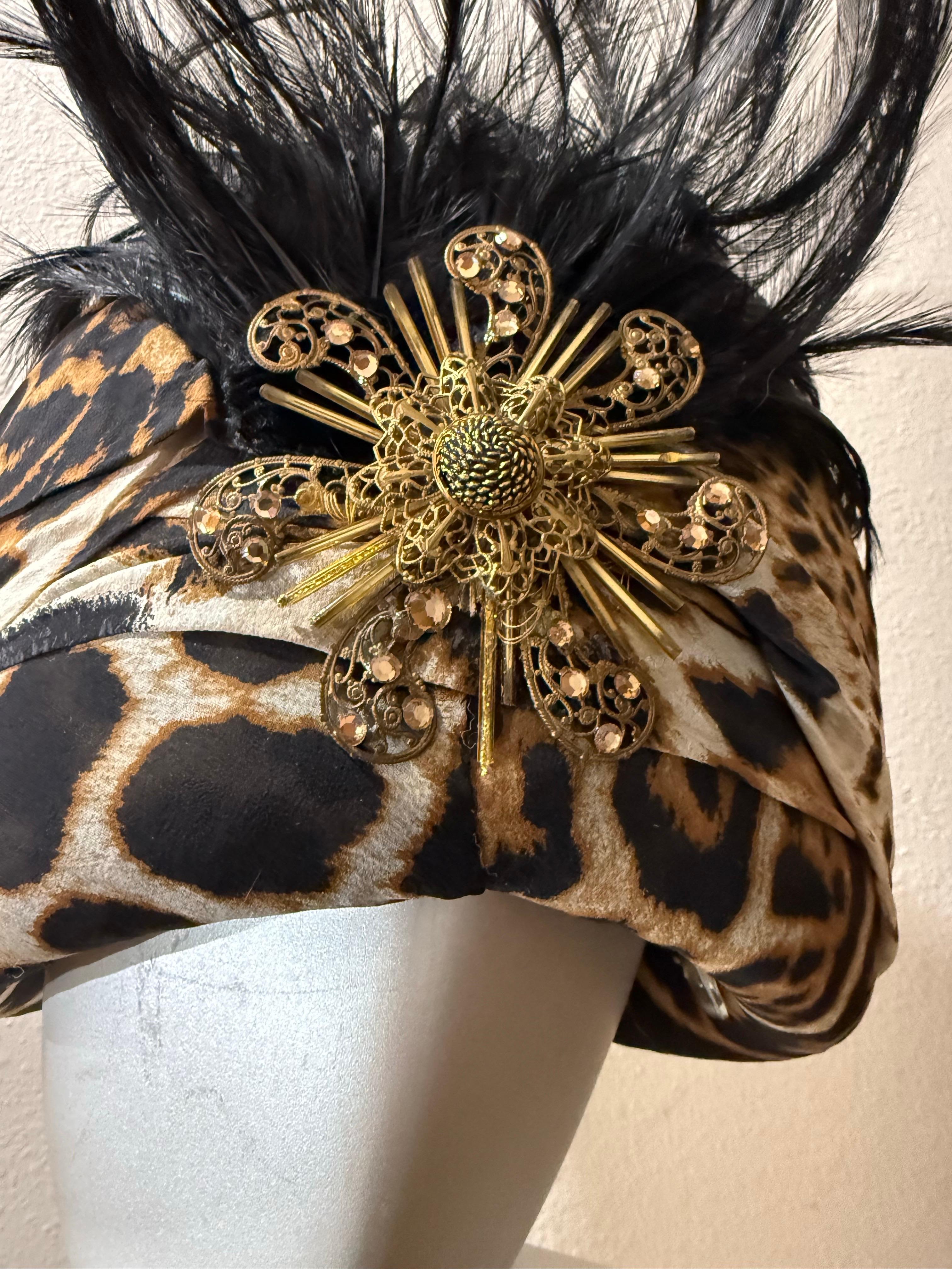 Nero Turbante in chiffon di seta su misura con stampa di giaguaro divino e grande spruzzo di piuma in vendita