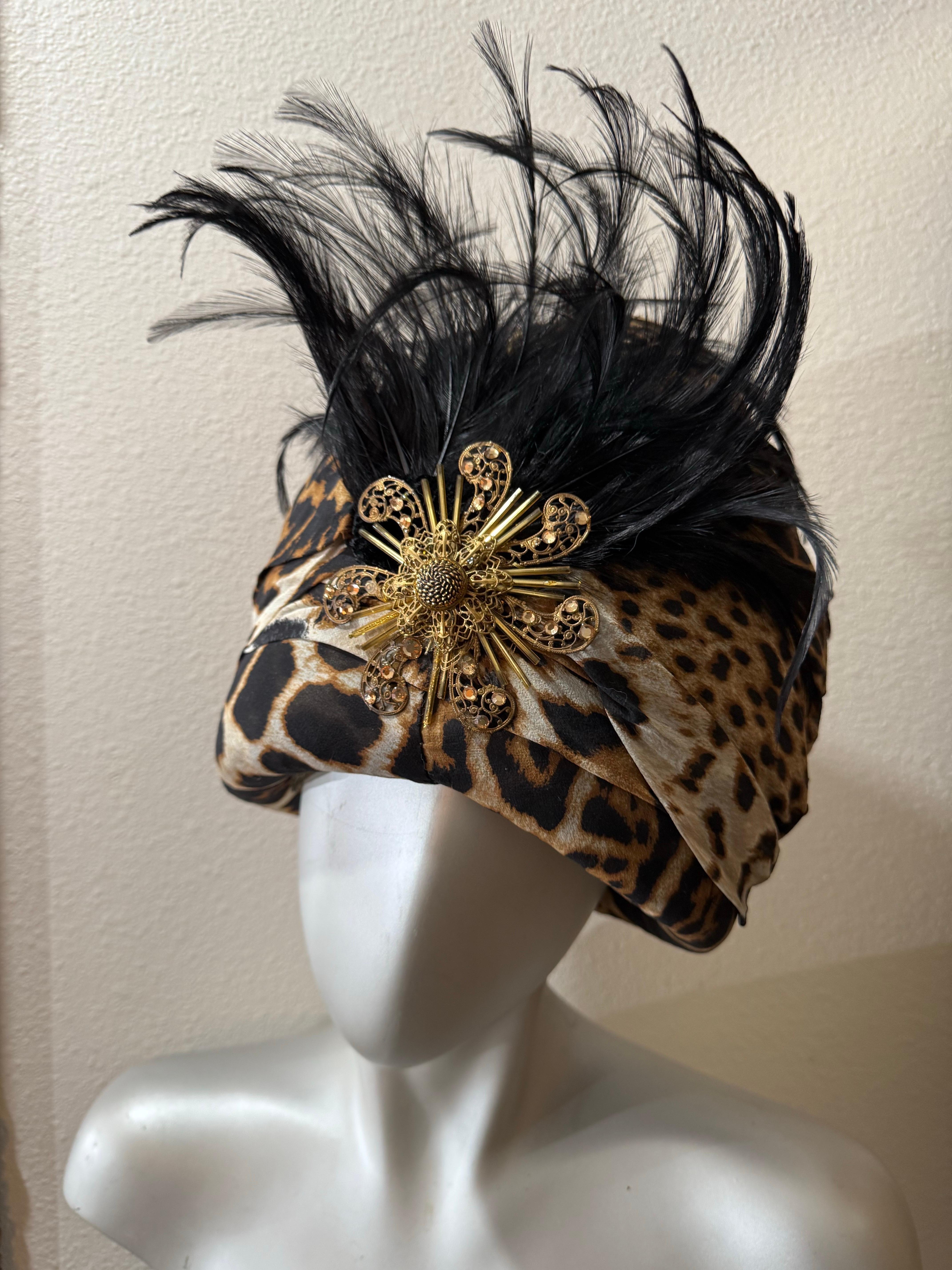 Turbante in chiffon di seta su misura con stampa di giaguaro divino e grande spruzzo di piuma In condizioni ottime in vendita a Gresham, OR