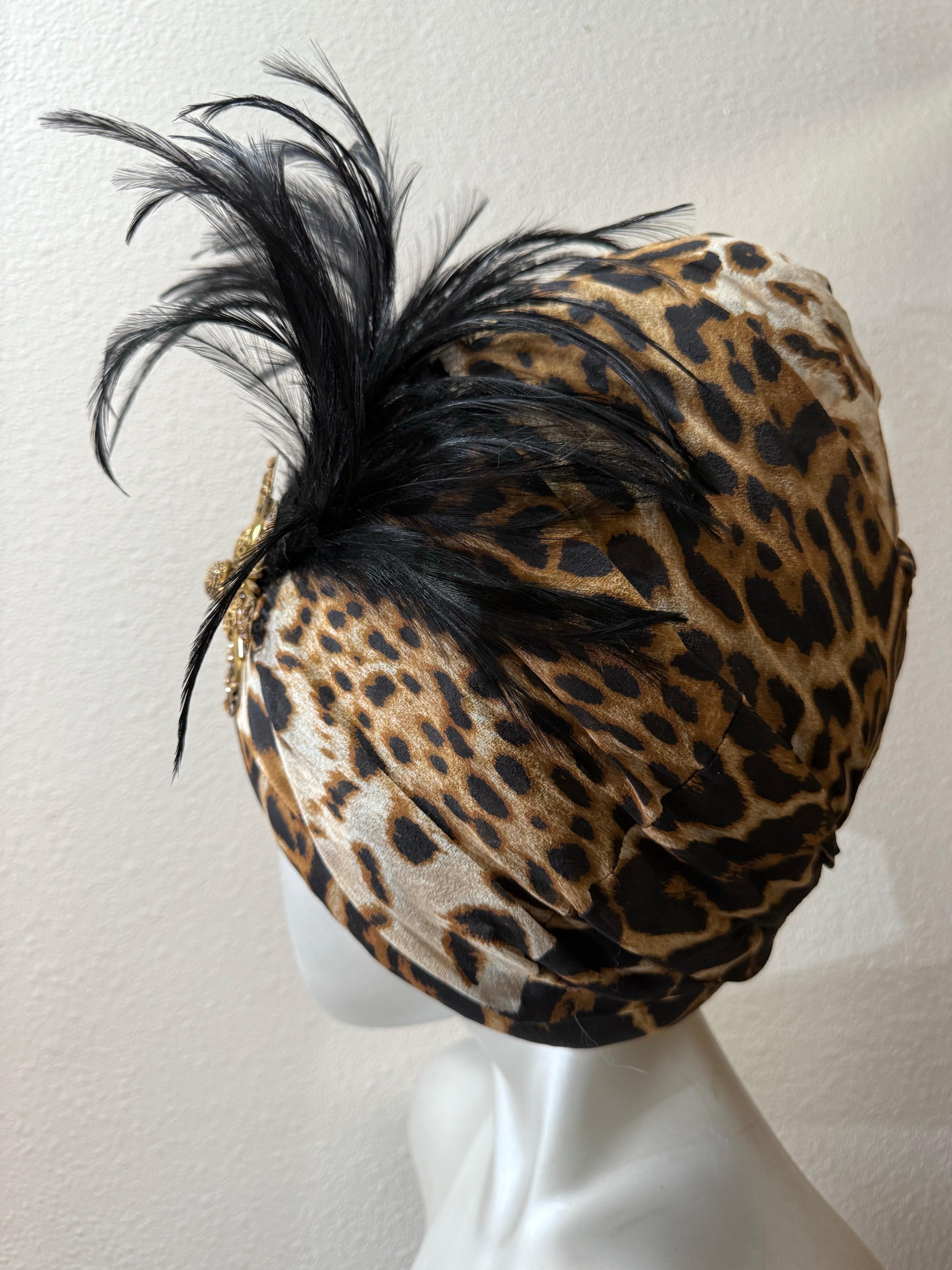 Turbante in chiffon di seta su misura con stampa di giaguaro divino e grande spruzzo di piuma in vendita 2