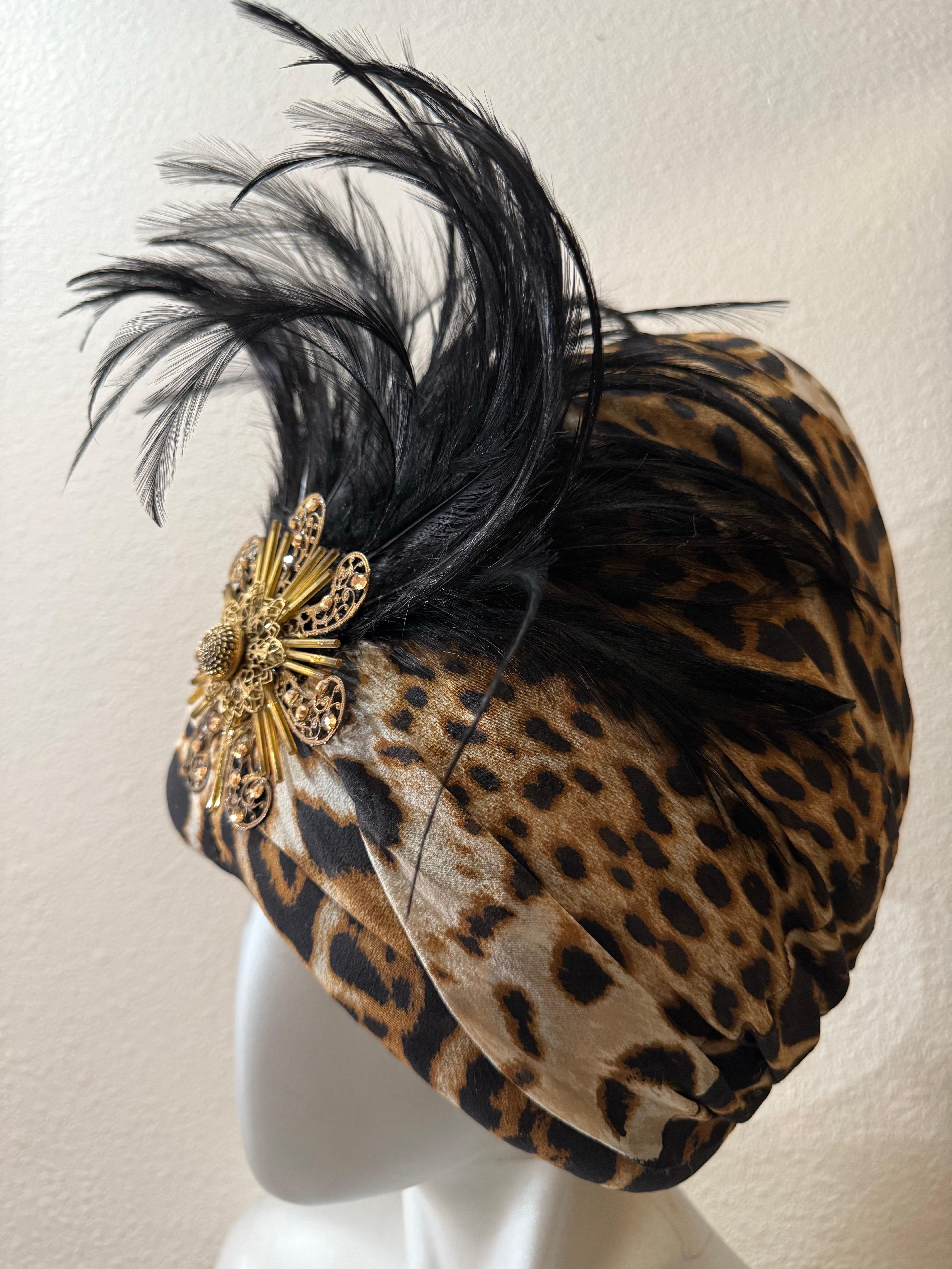 Turbante in chiffon di seta su misura con stampa di giaguaro divino e grande spruzzo di piuma in vendita 3
