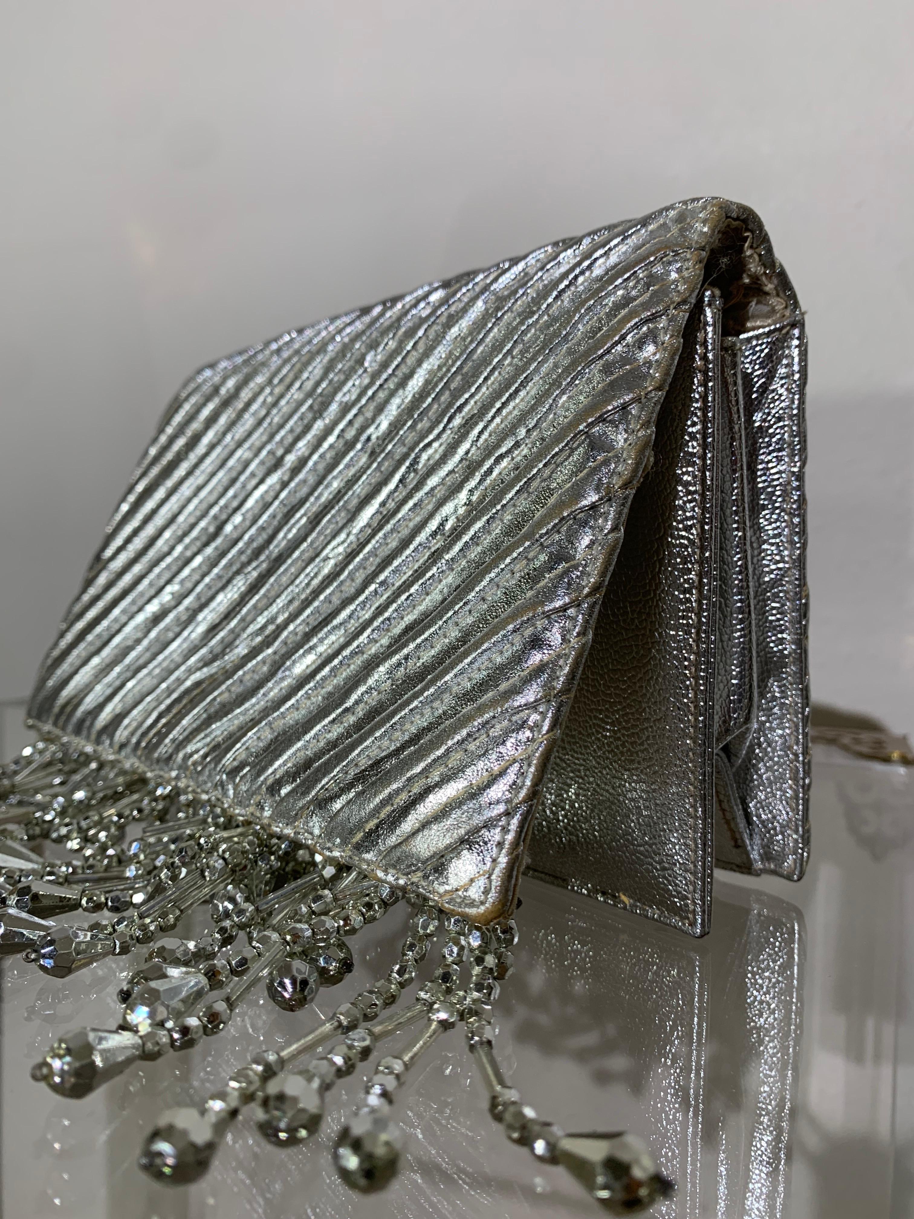Pochette enveloppe personnalisée en cuir matelassé argenté métallisé avec frange argentée en vente 5