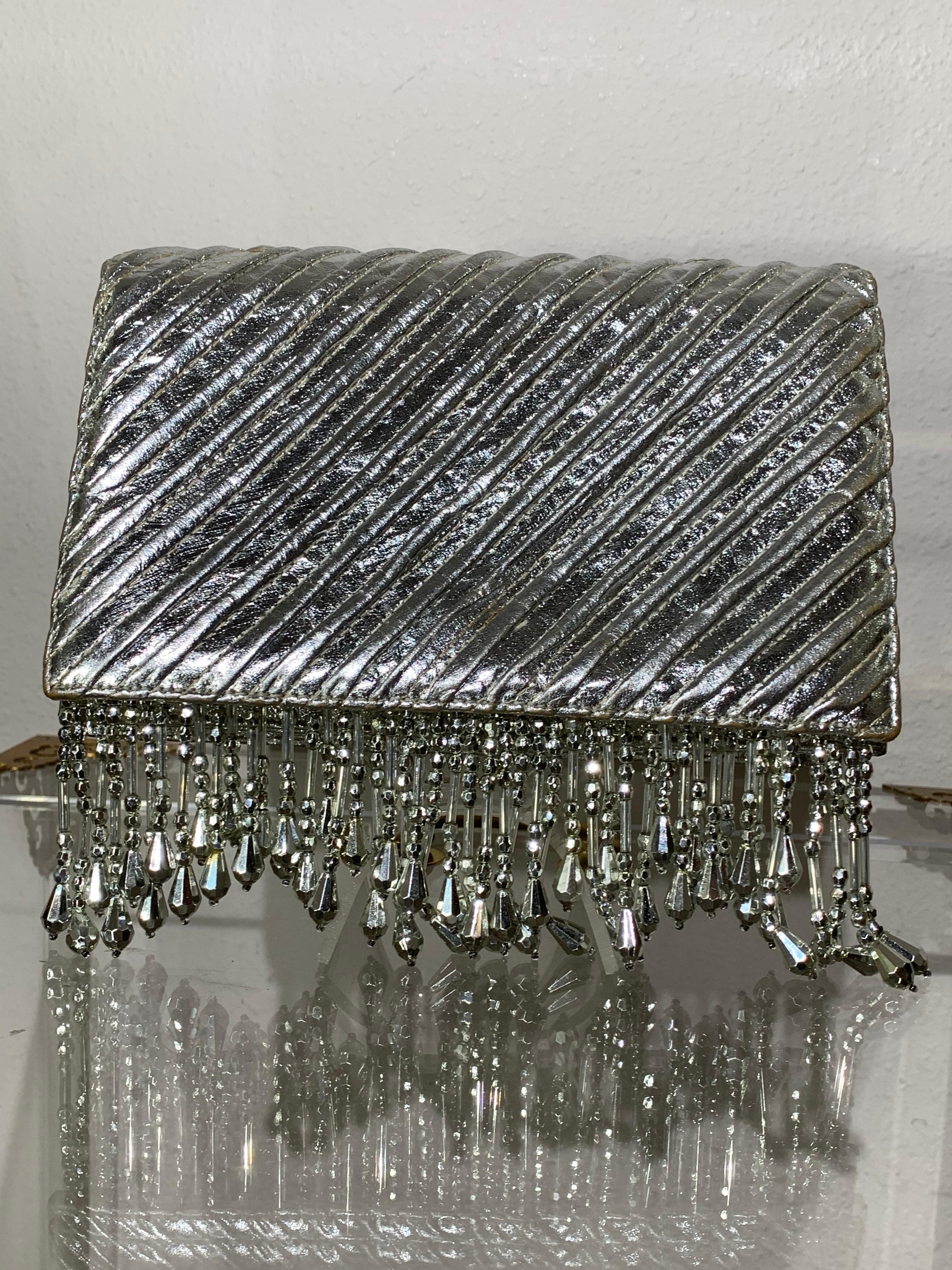 Argent Pochette enveloppe personnalisée en cuir matelassé argenté métallisé avec frange argentée en vente