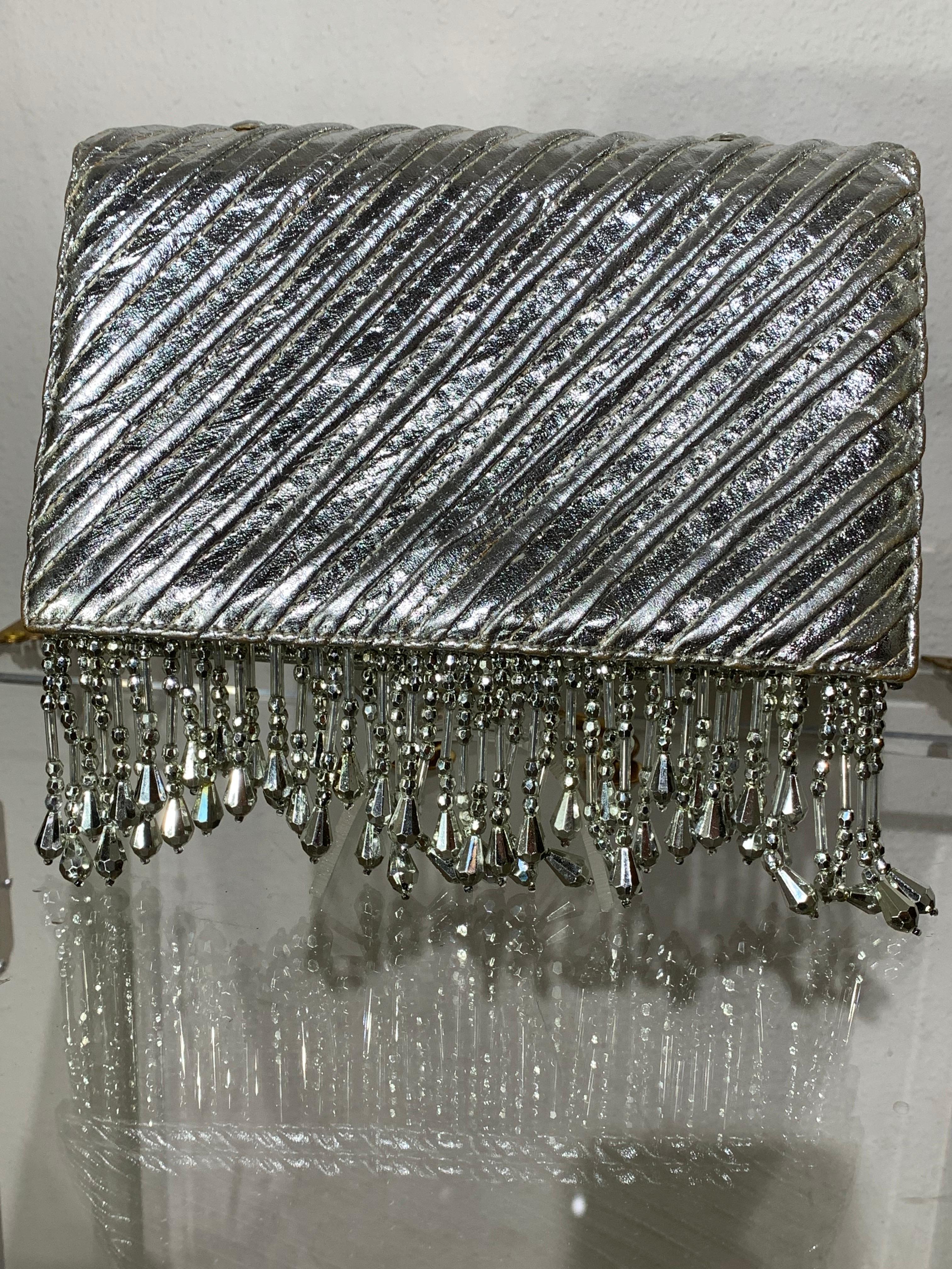 Pochette enveloppe personnalisée en cuir matelassé argenté métallisé avec frange argentée Excellent état - En vente à Gresham, OR