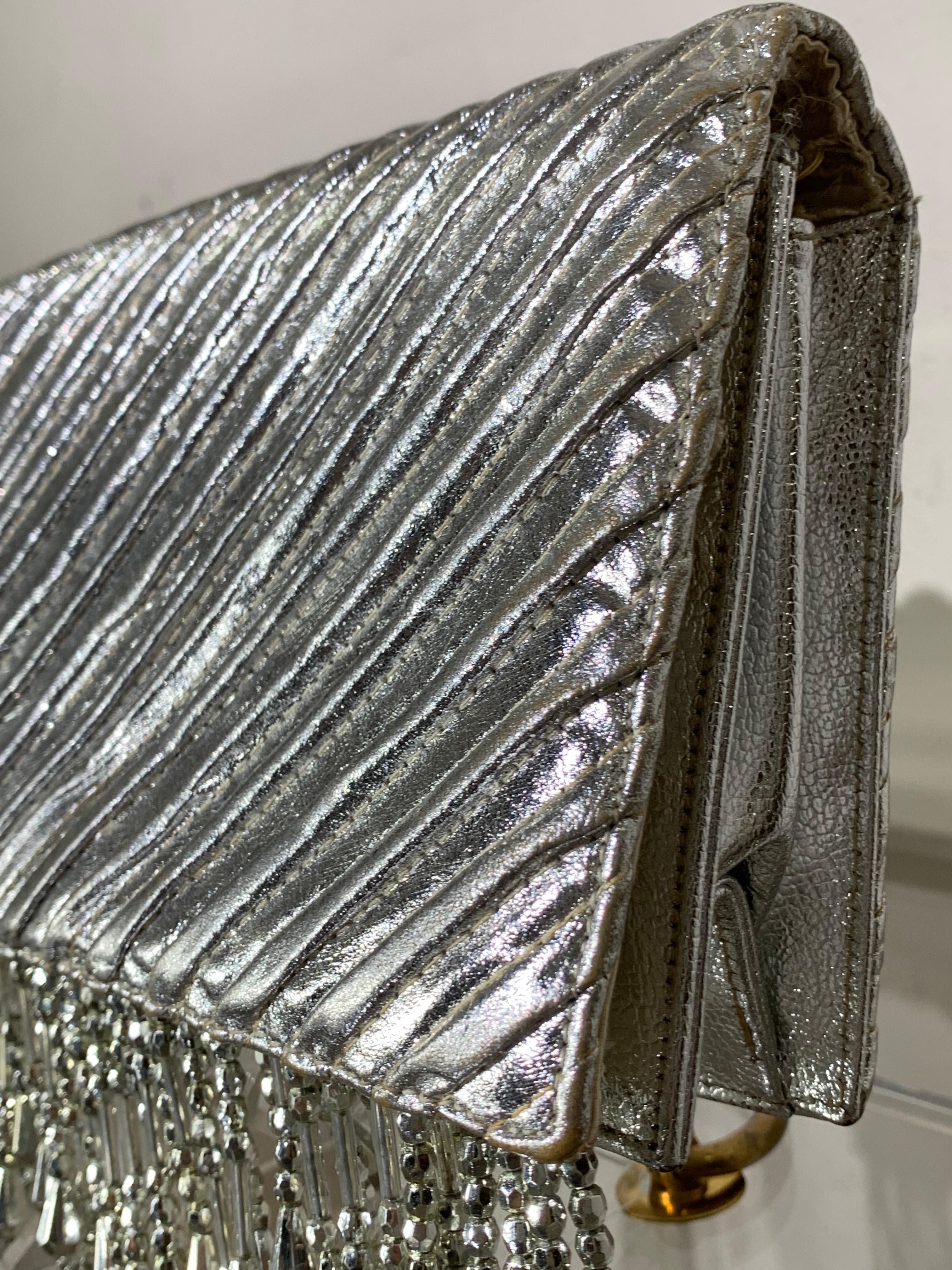 Pochette enveloppe personnalisée en cuir matelassé argenté métallisé avec frange argentée Pour femmes en vente