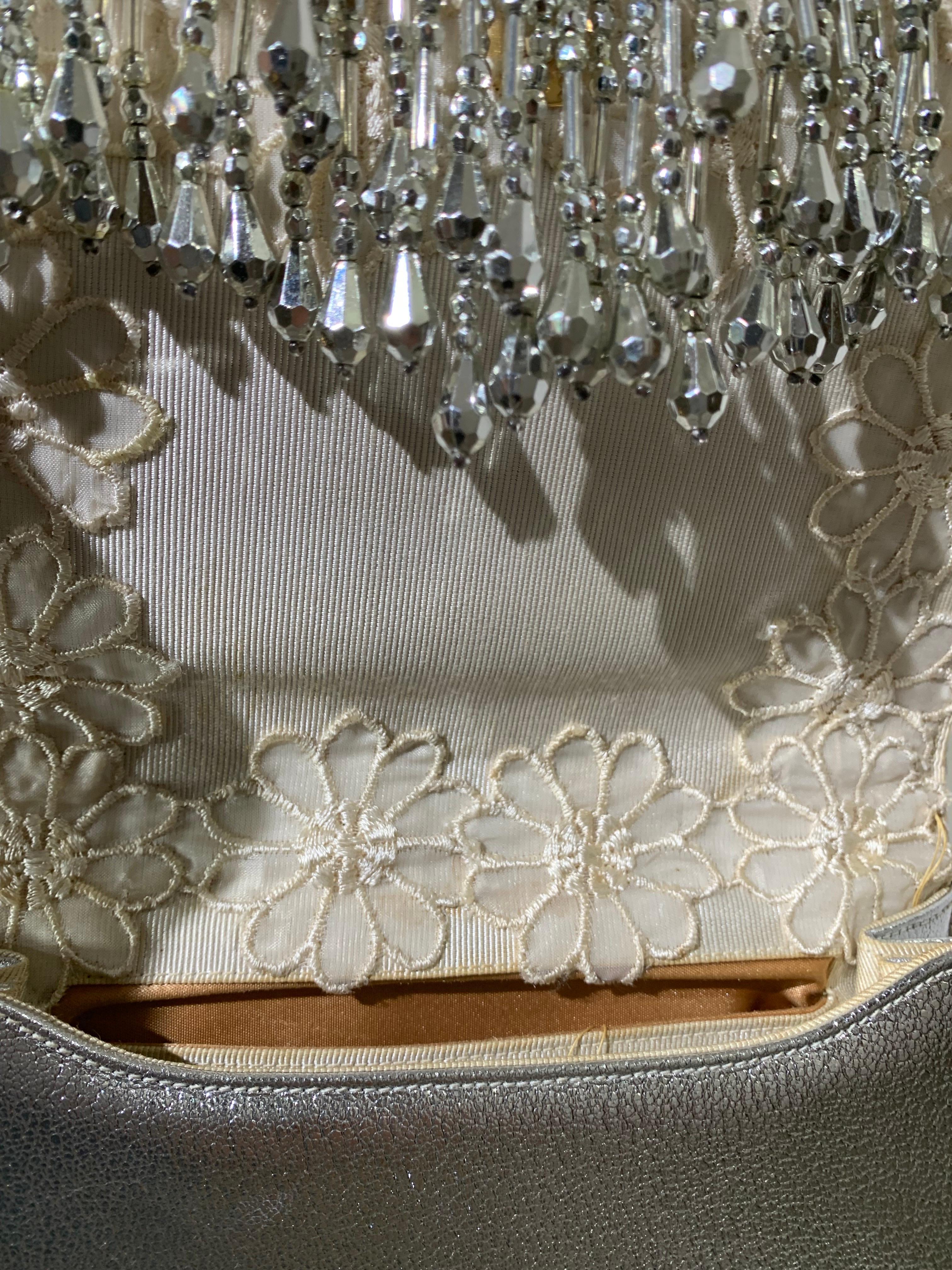 Pochette enveloppe personnalisée en cuir matelassé argenté métallisé avec frange argentée en vente 2