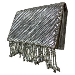 Pochette a busta su misura in pelle trapuntata metallizzata argento con frange argentate