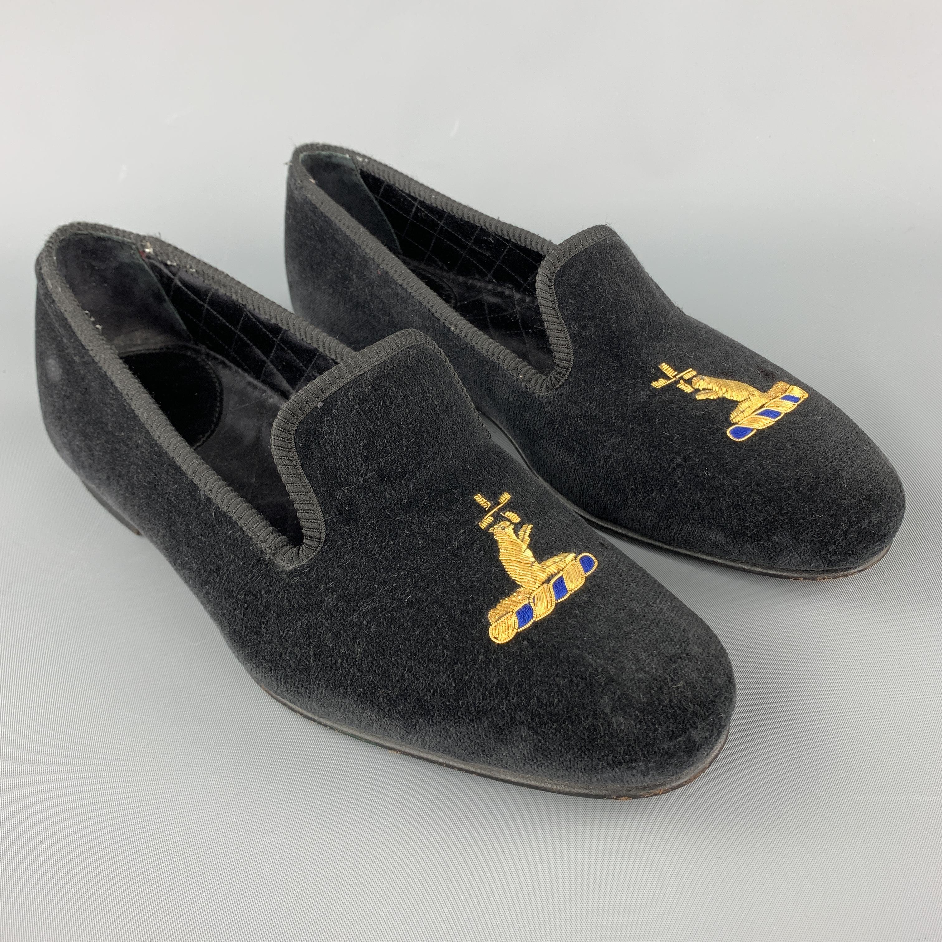 CUSTOM MADE Slippers Loafers comes in a solid black velvet material, with an embroidery at toe and a trim, a quilted sateen interior and a leather ousole. With shoe tree. Hand Made in England. 

Very Good Pre-Owned Condition.
Marked: 8

Outsole: 11
