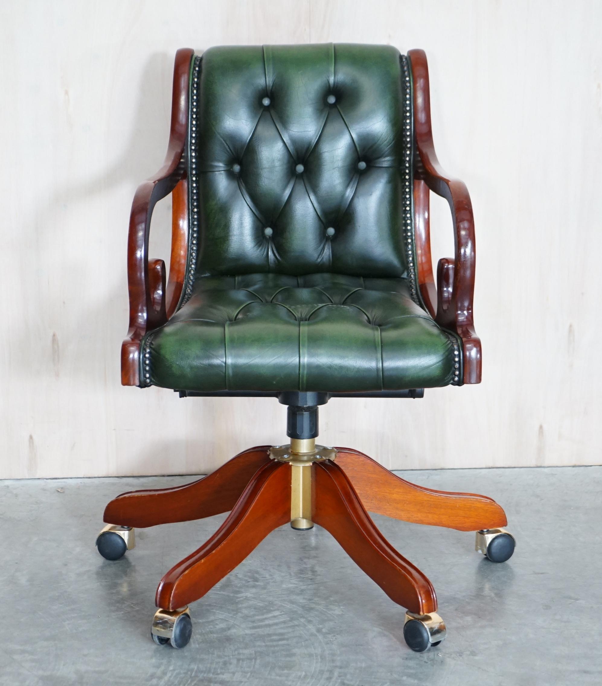 We are delighted to offer for sale this lovely, specially designed, handmade chesterfield buttoned green leather captains or directors armchair.

A good looking well-made and decorative captain’s chair, it has a light beech wood frame with a