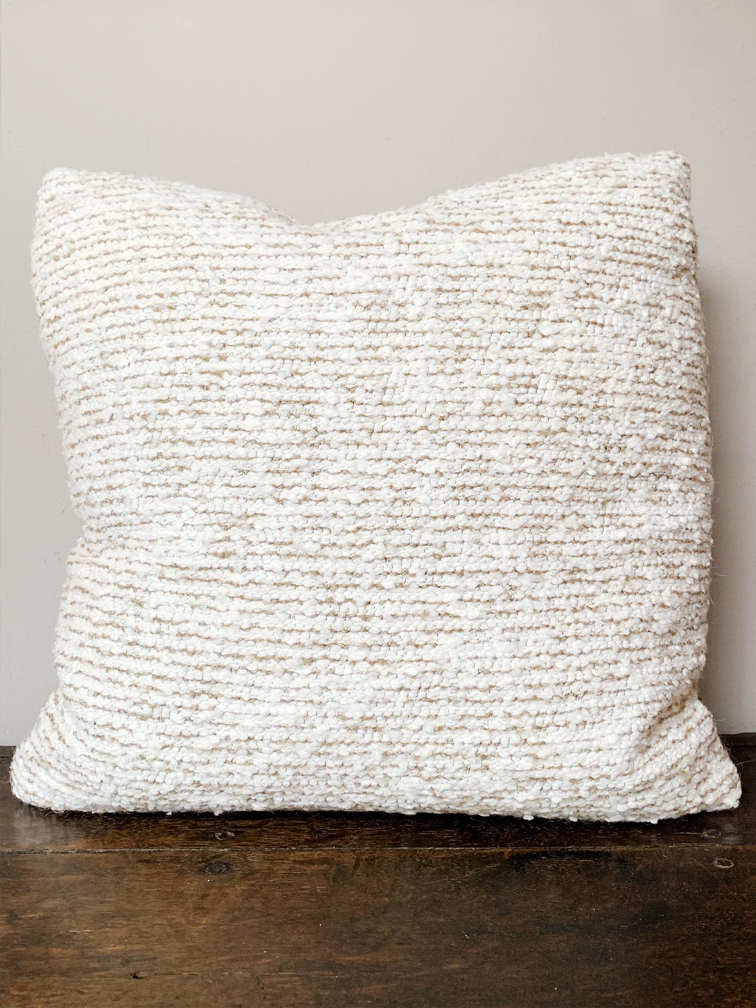 Realizzato in esclusiva per Cafiero Select, questo piccolo cuscino ha un esterno in tessuto bouclé bianco come l'uovo e un interno realizzato con un confortevole mix di piuma e dacron.  Morbido e accogliente, perfetto per rilassarsi.

Si tratta di