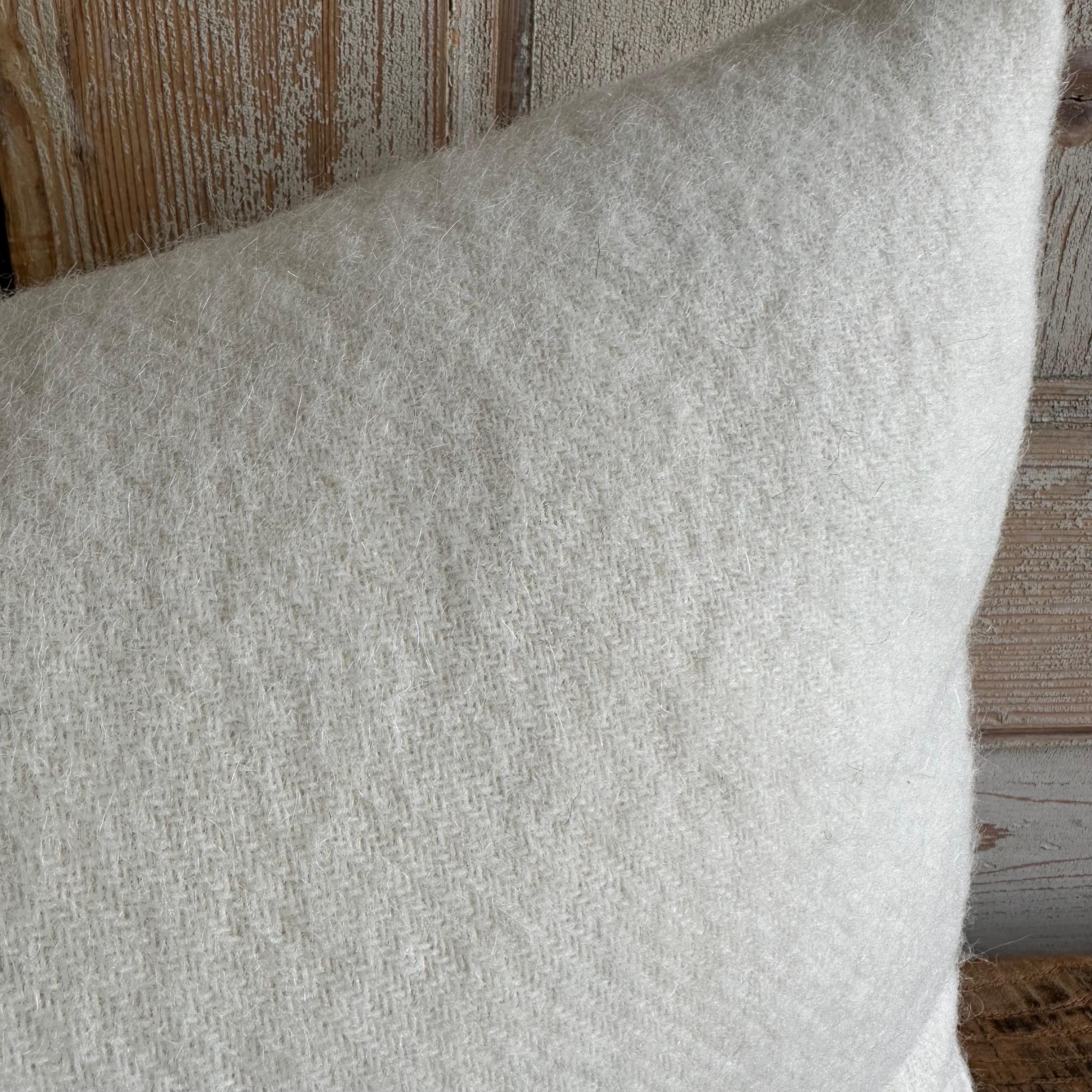 Laine Coussin lombaire en laine d'alpaga blanche de neige fait sur mesure avec inscription en vente