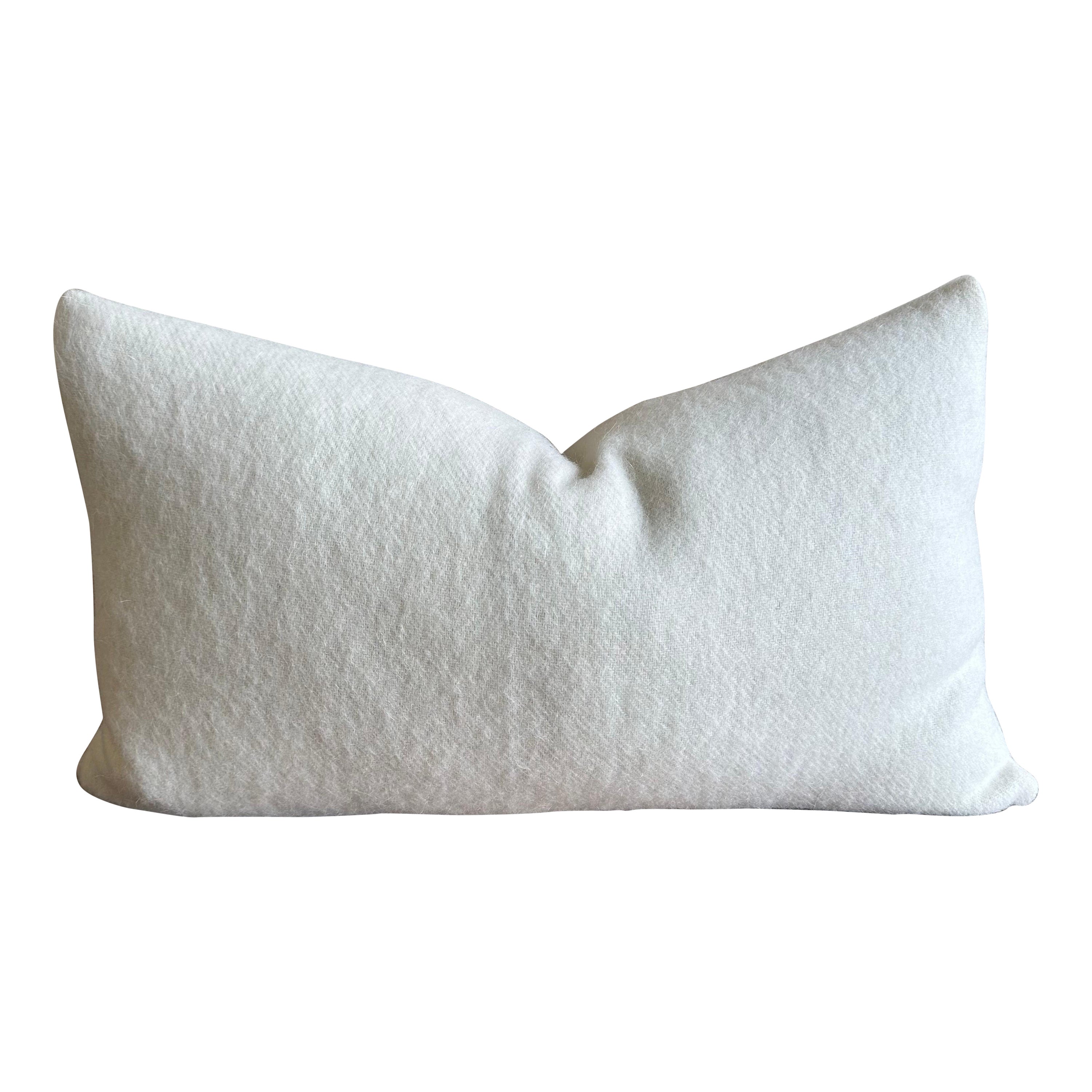 Coussin lombaire en laine d'alpaga blanche de neige fait sur mesure avec inscription