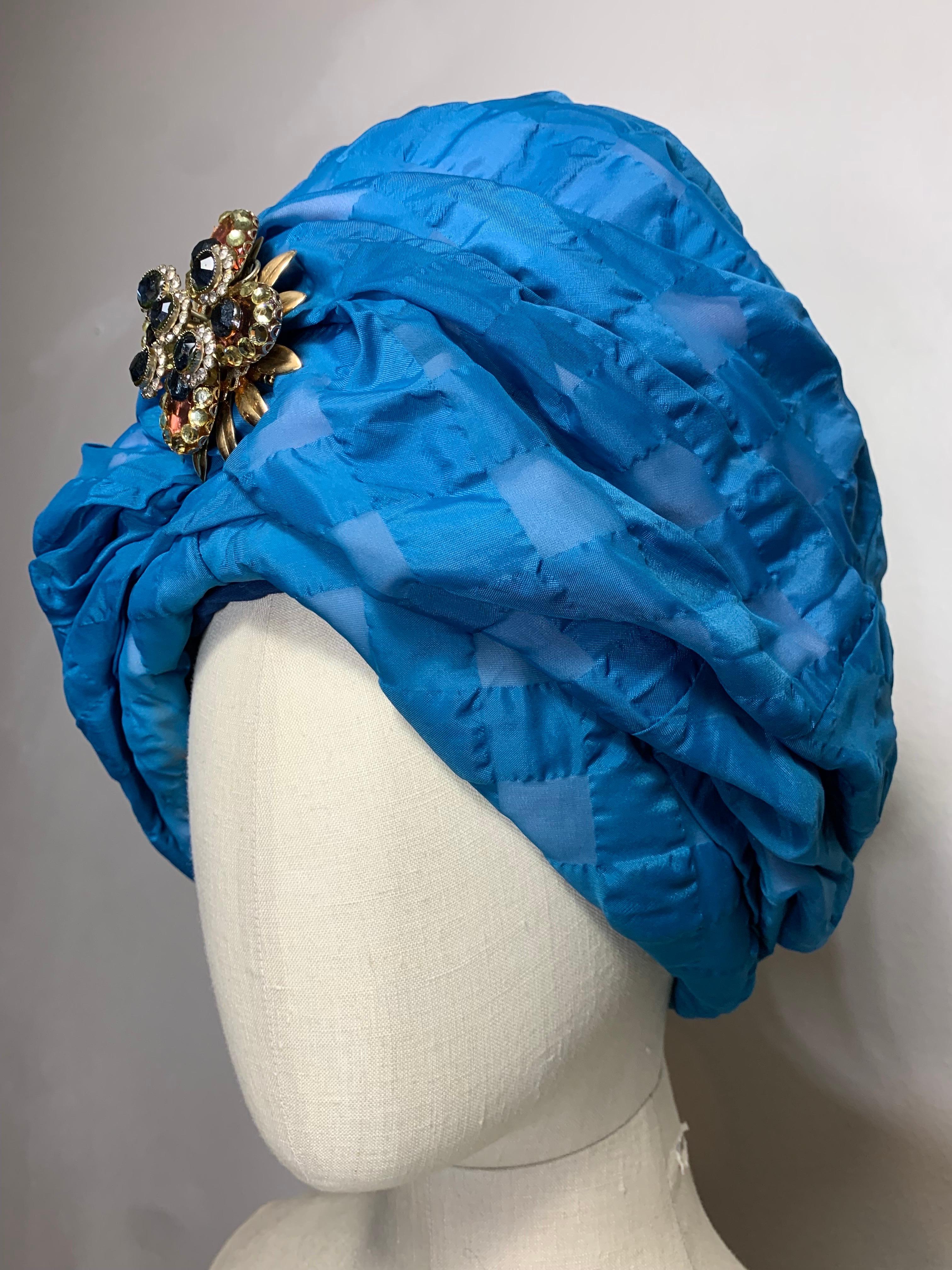 Turban rembourré à carreaux en seersucker bleu azur, fait sur mesure pour le printemps et l'été, avec broche en bijou coordonnée :  Une magnifique nuance de bleu avec une silhouette époustouflante.  Taille 7 1/2.  

Visitez notre boutique 1Dibs pour
