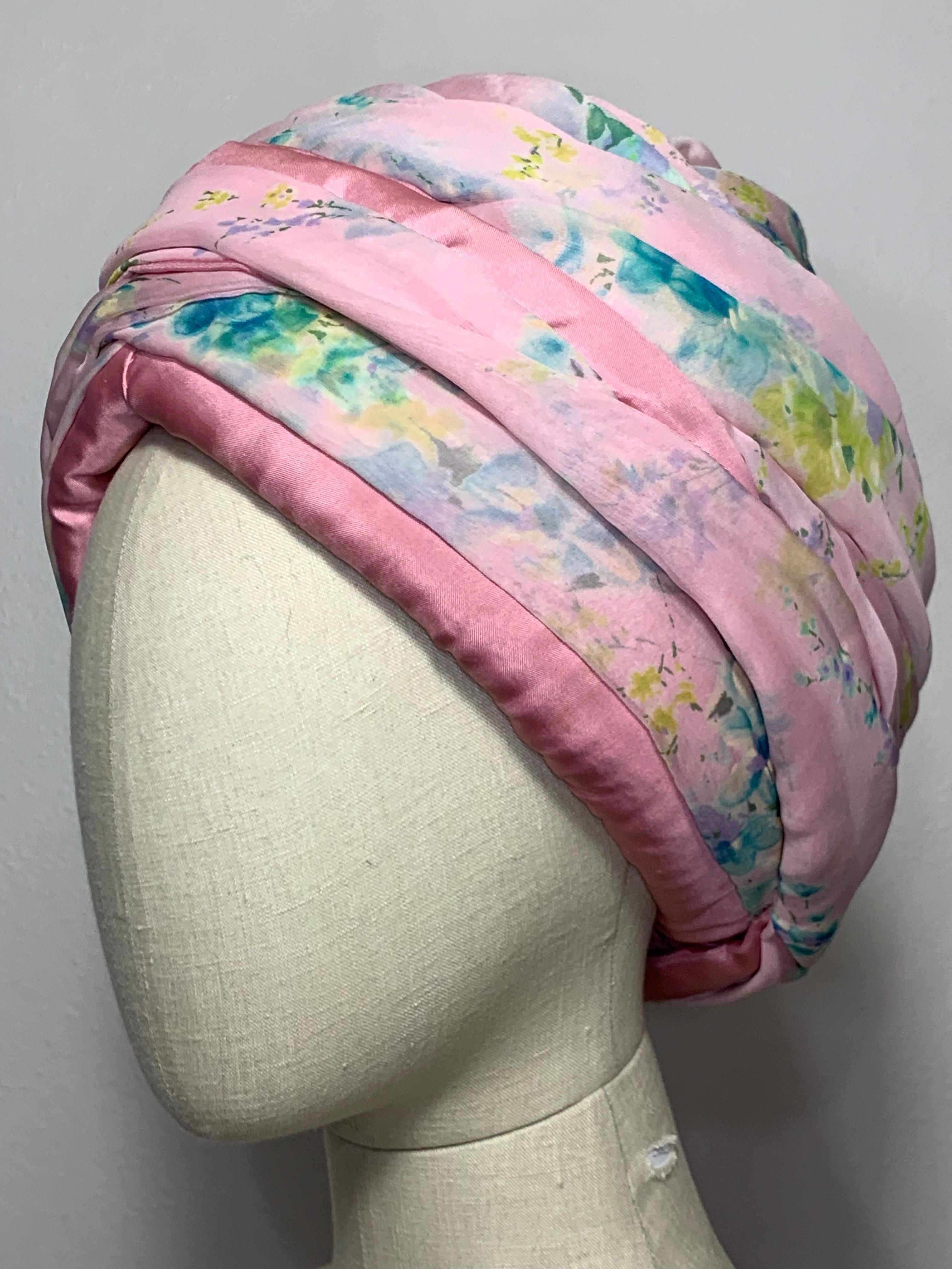 Maßgefertigter Frühling/Sommer Pastellrosa Chiffon-Turban mit zarter Blumendruck aus Chiffon im Angebot 6