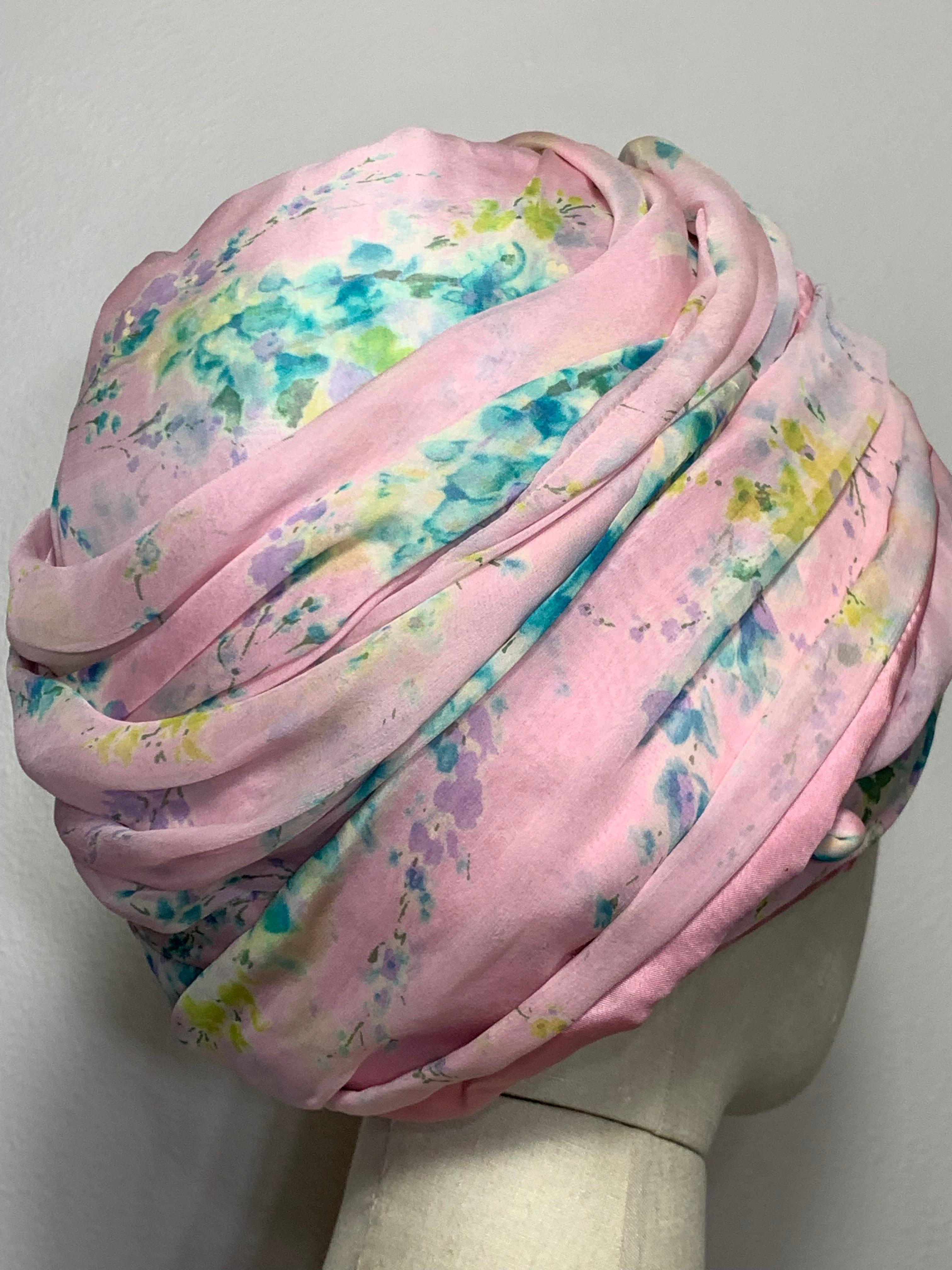Maßgefertigter Frühling/Sommer Pastellrosa Chiffon-Turban mit zarter Blumendruck aus Chiffon im Angebot 1