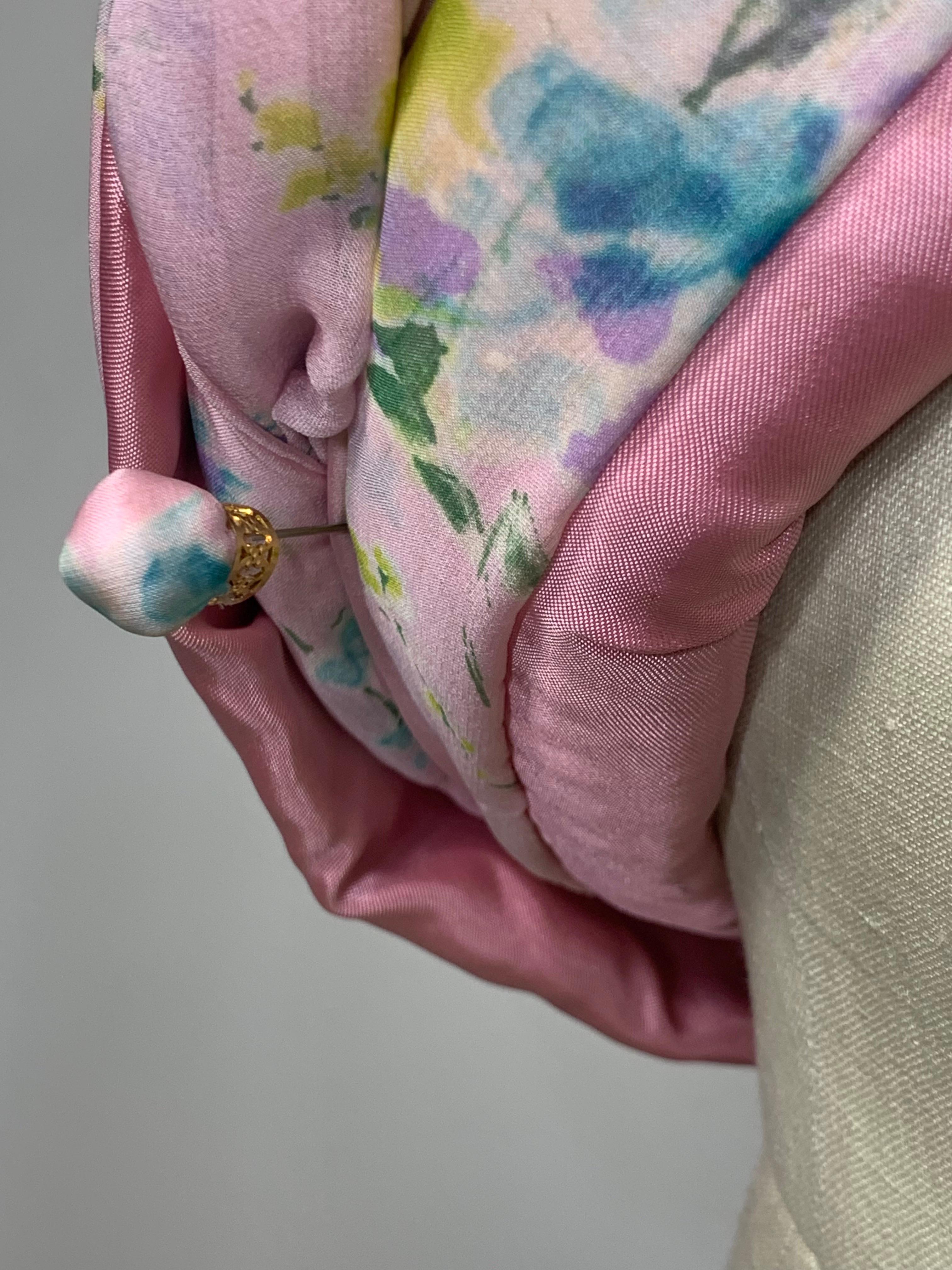 Maßgefertigter Frühling/Sommer Pastellrosa Chiffon-Turban mit zarter Blumendruck aus Chiffon im Angebot 2