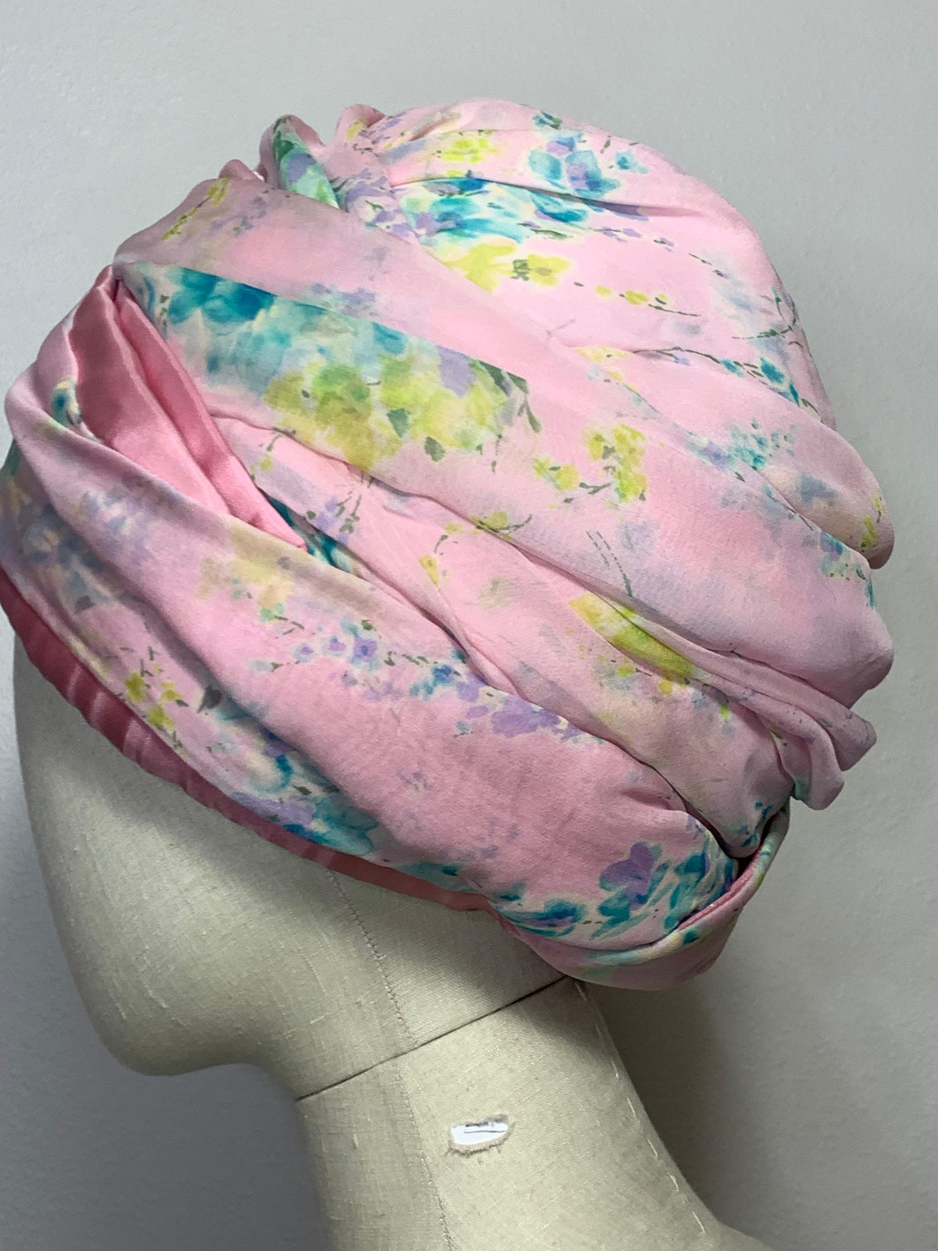 Maßgefertigter Frühling/Sommer Pastellrosa Chiffon-Turban mit zarter Blumendruck aus Chiffon im Angebot 4