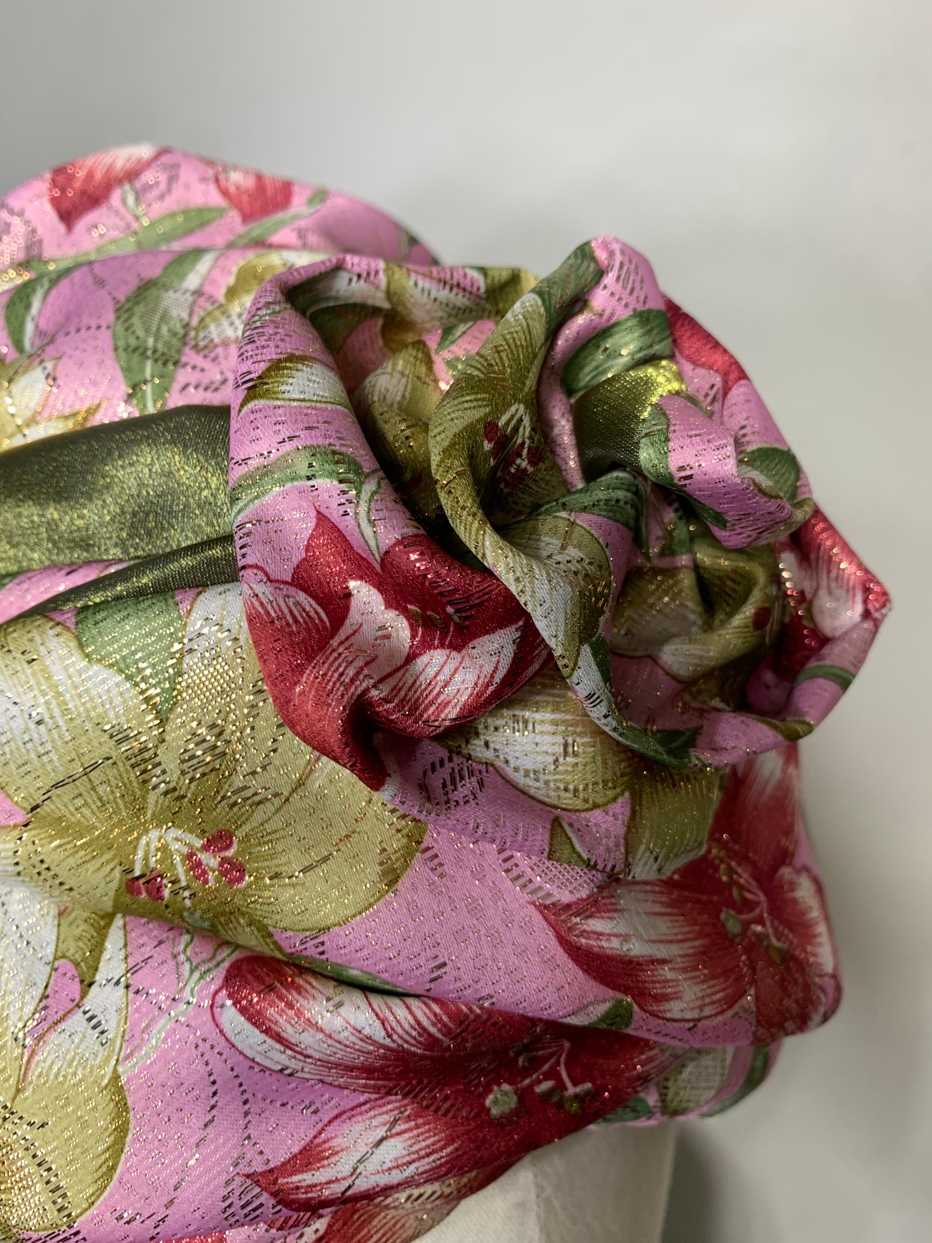 Maßgefertigter Turban mit Blumendruck aus rosa Satin und goldenem Lamé-Lilie-Druck in Frühjahr/Sommer im Angebot 8