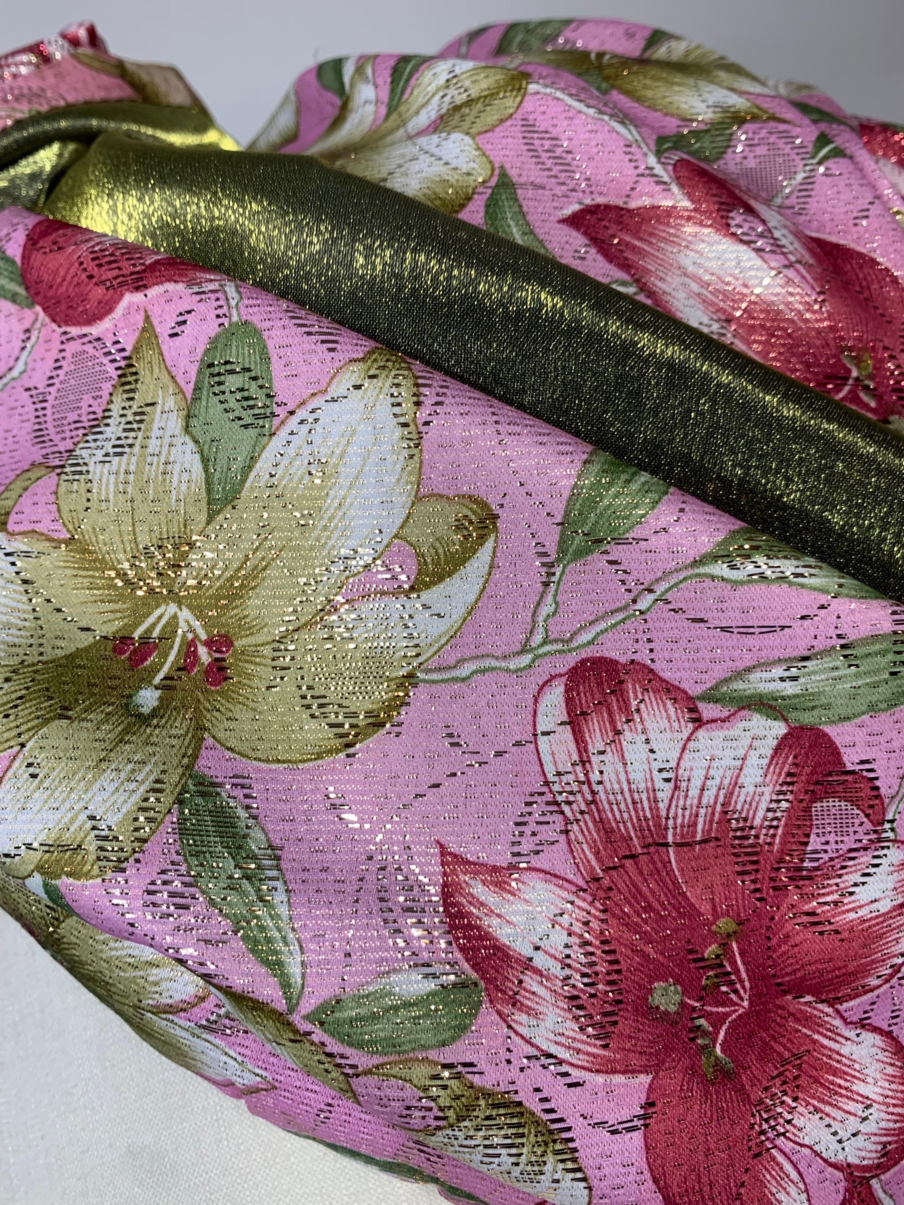 Maßgefertigter Turban mit Blumendruck aus rosa Satin und goldenem Lamé-Lilie-Druck in Frühjahr/Sommer im Angebot 1