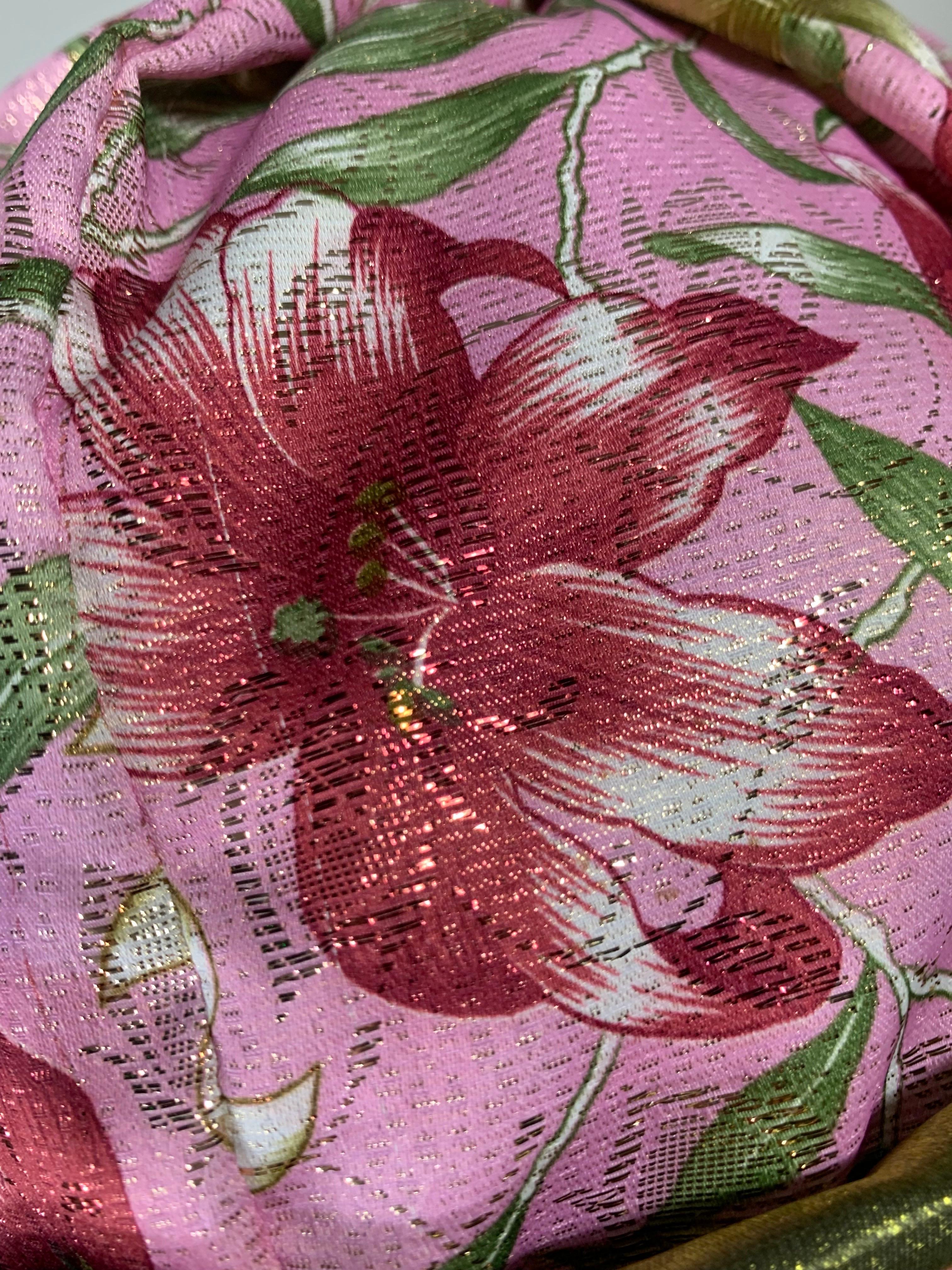 Maßgefertigter Turban mit Blumendruck aus rosa Satin und goldenem Lamé-Lilie-Druck in Frühjahr/Sommer im Angebot 4