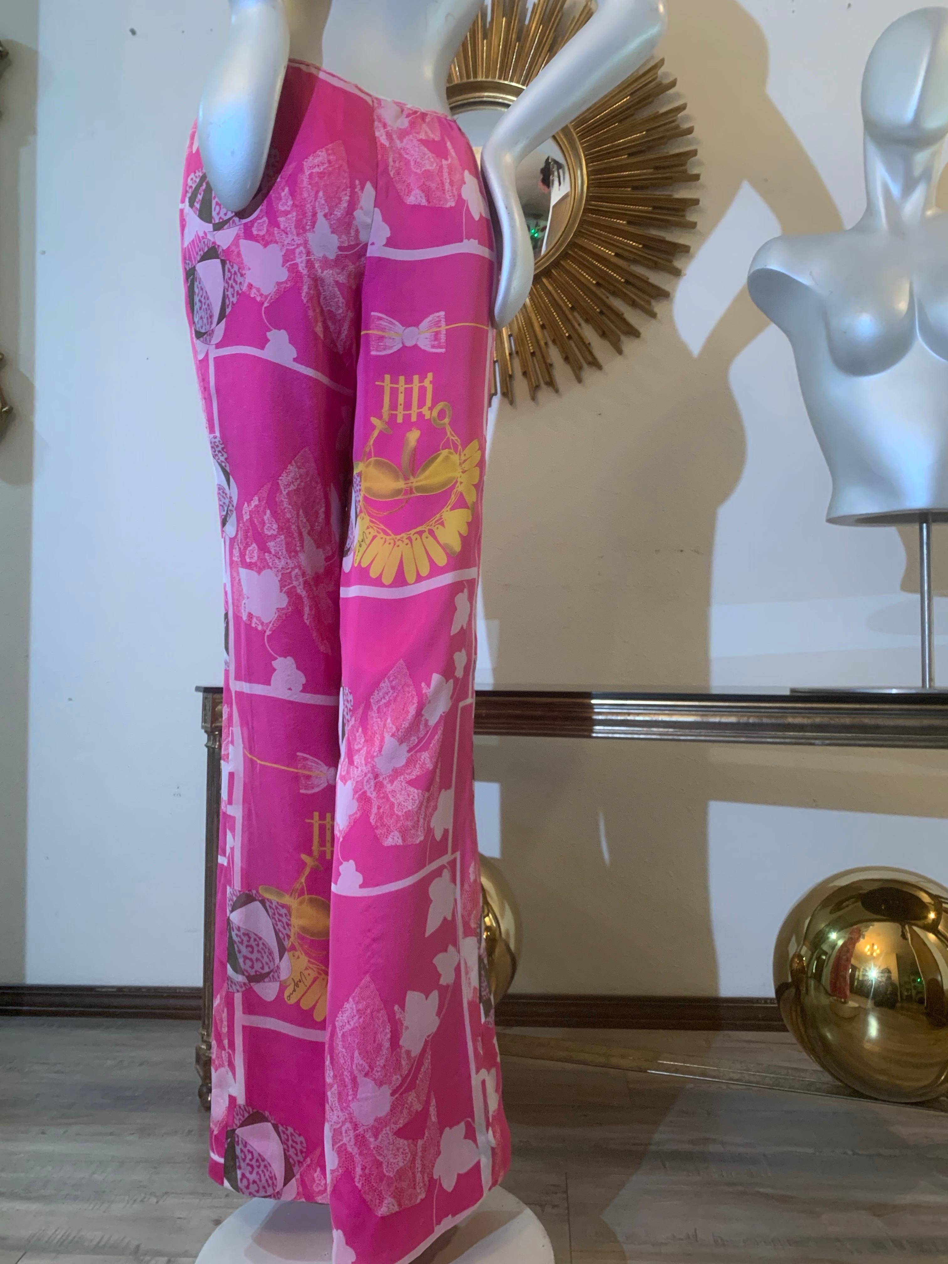 Pantalon en soie printemps/été fait sur mesure dans un imprimé graphique et floral d'Ungaro : Ce pantalon a été réalisé sur mesure pour une cliente à partir d'un tissu imprimé Ungaro fuchsia, avec des fleurs stylisées or et blanc et des silhouettes